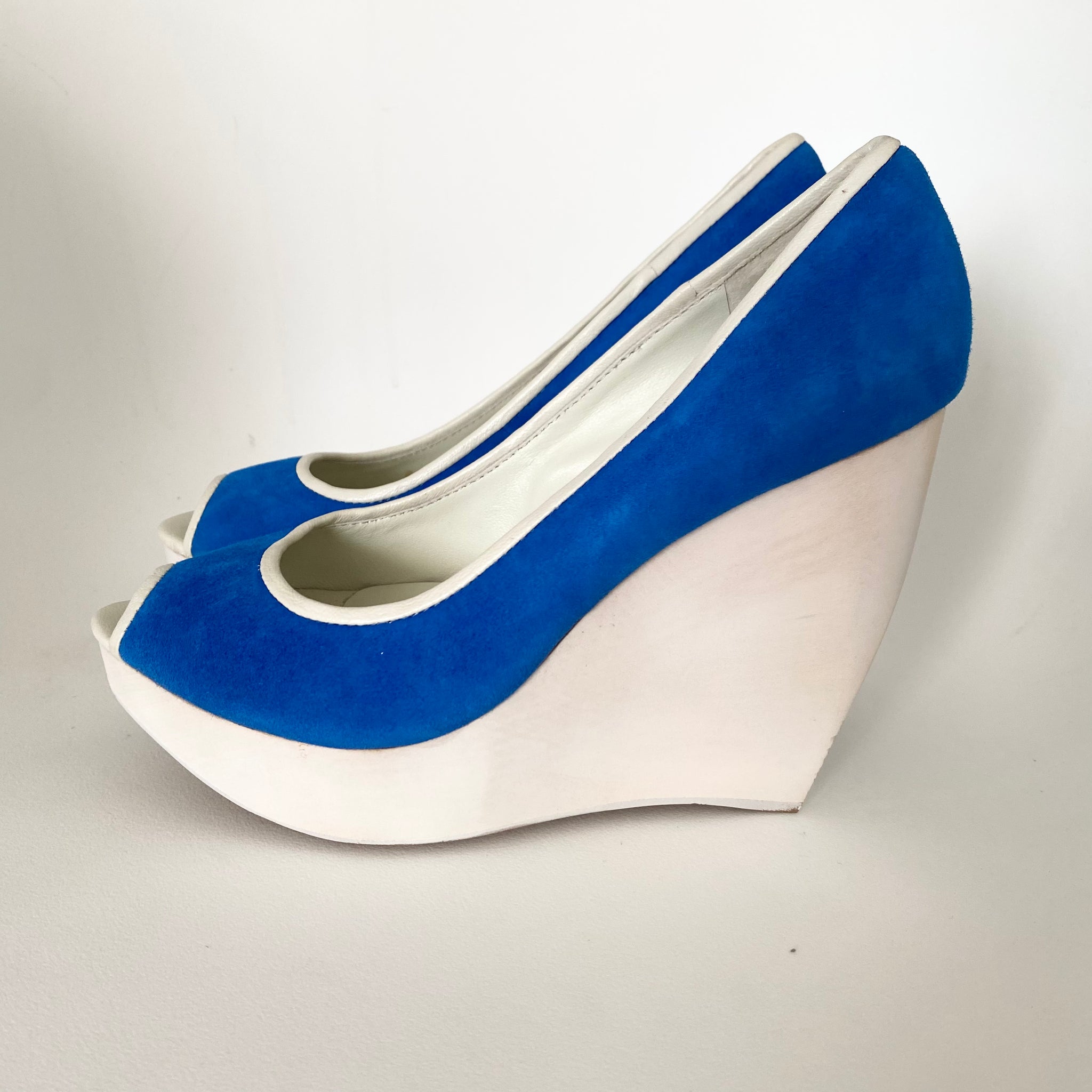 J033 wooden heels; blue suede