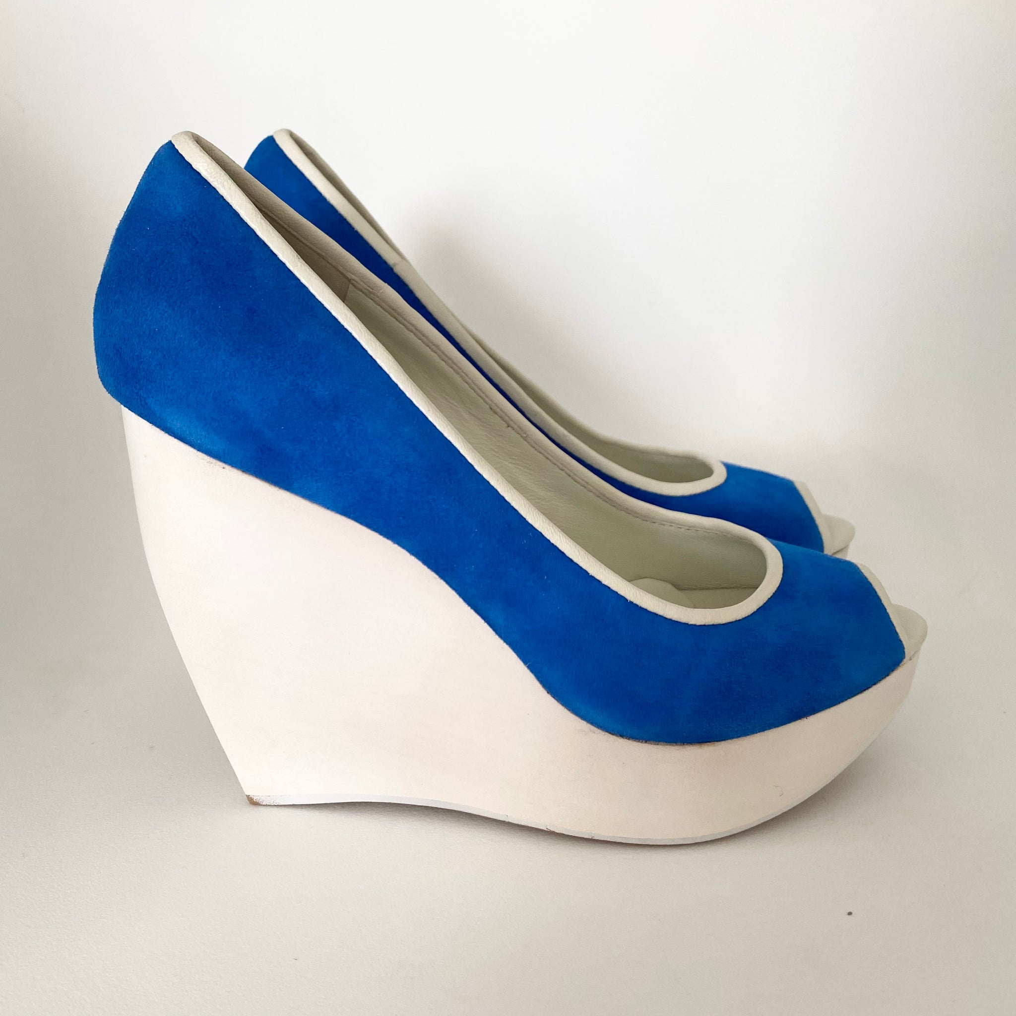 J033 wooden heels; blue suede