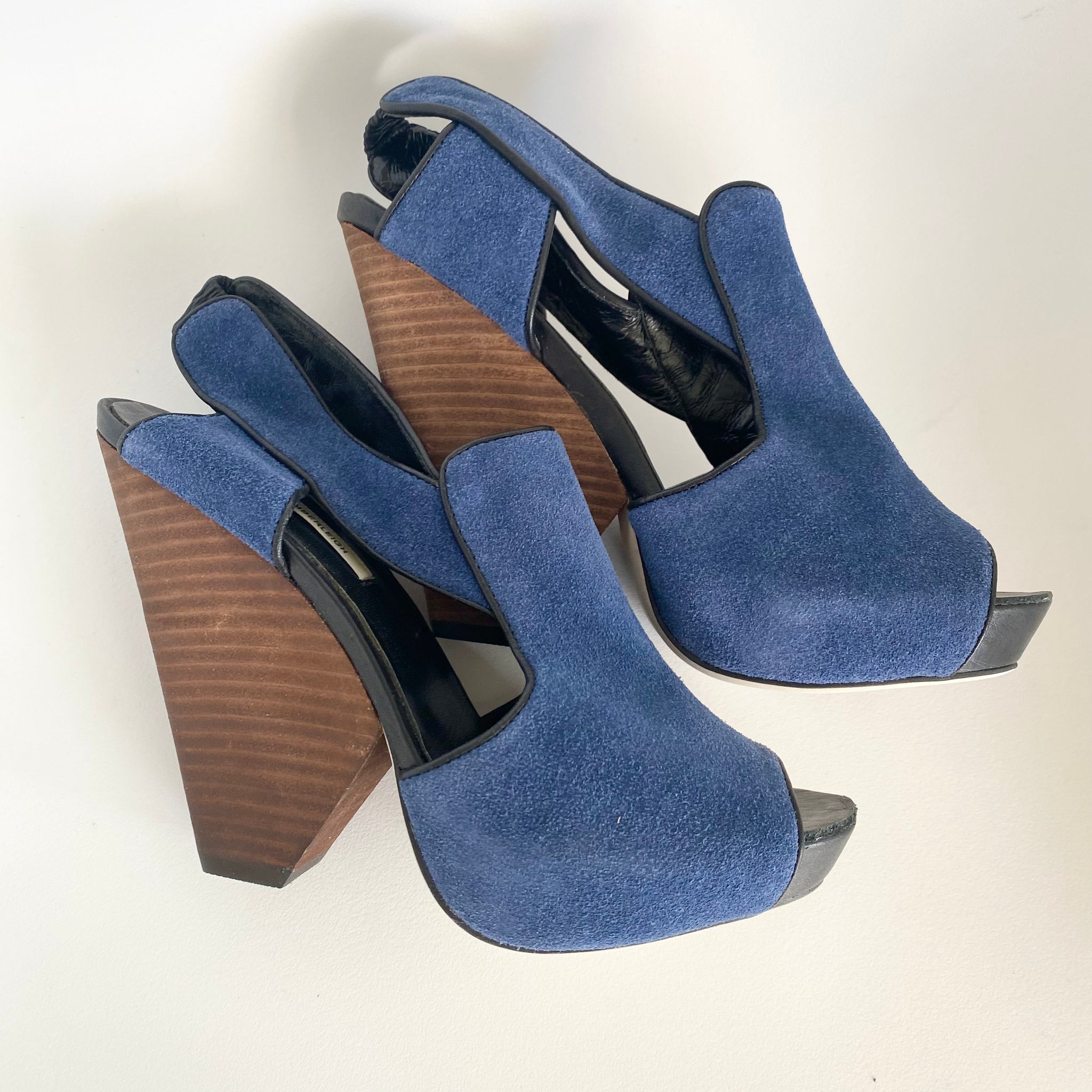 3113 suede slingbacks; marine