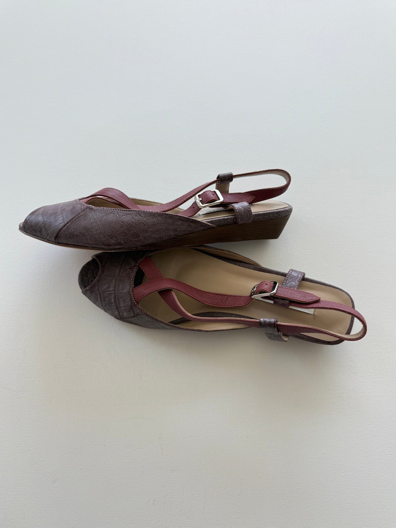 J005 alligator and lamb slingbacks; mauve