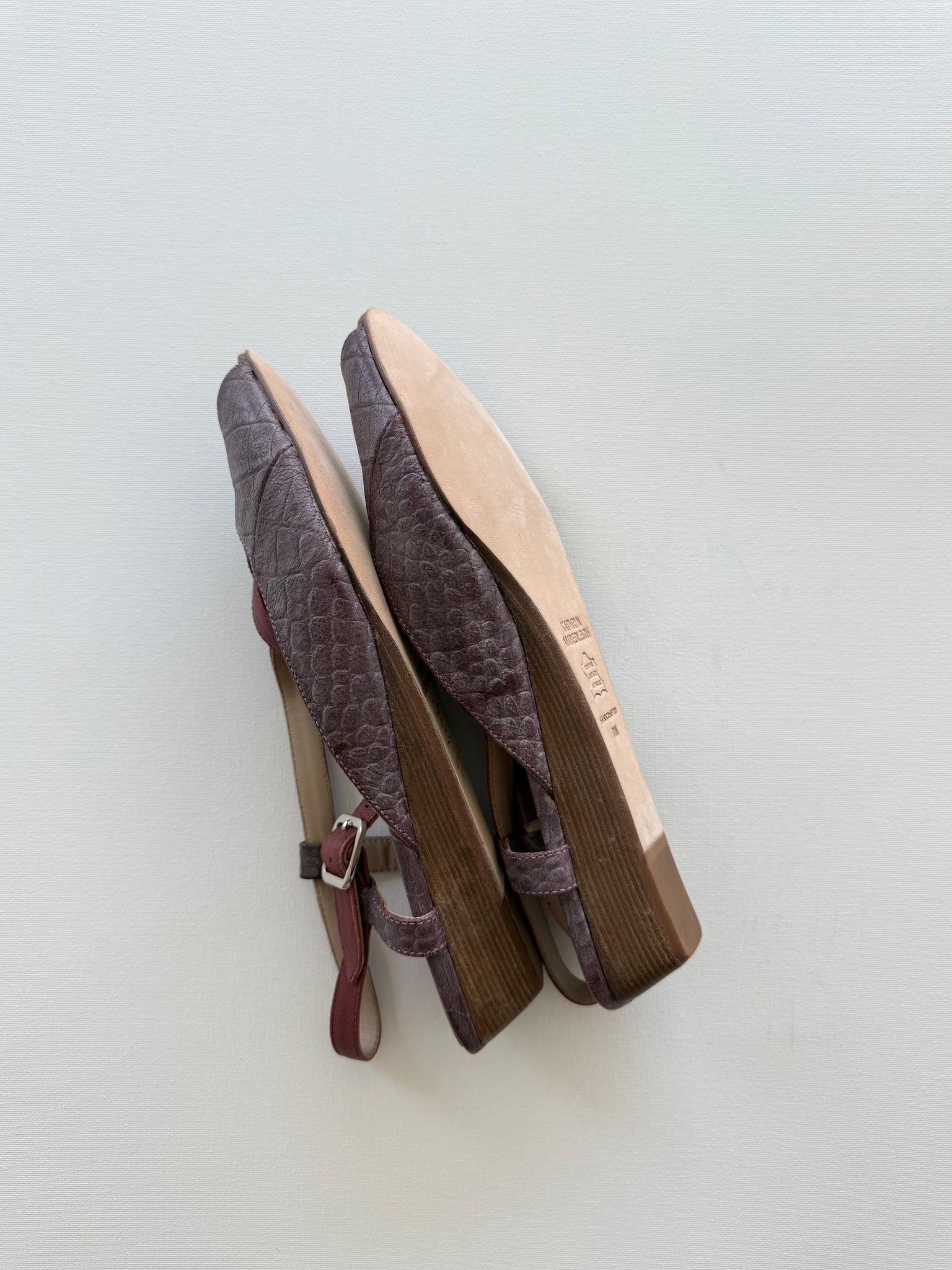 J005 alligator and lamb slingbacks; mauve
