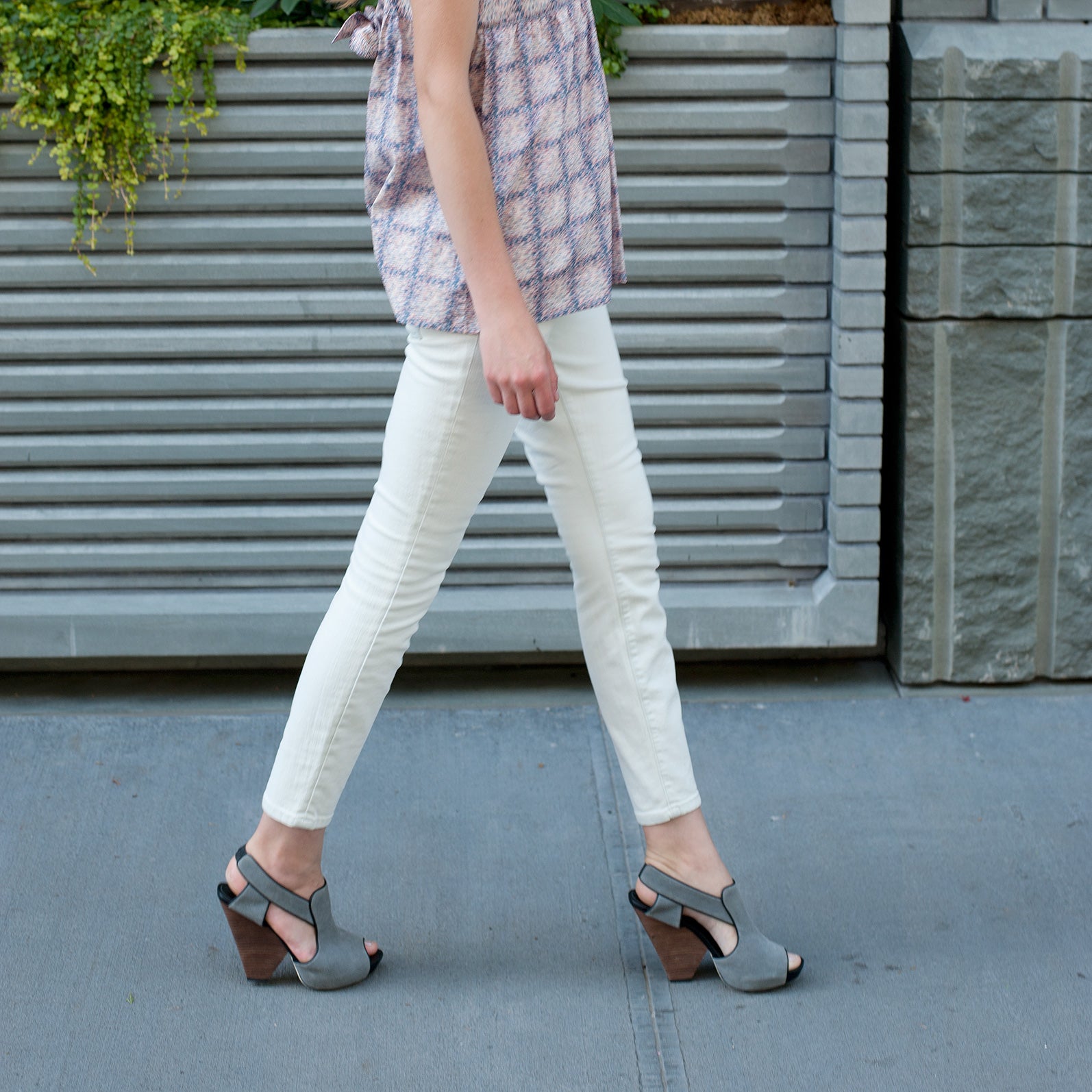 3113 suede slingbacks; grey