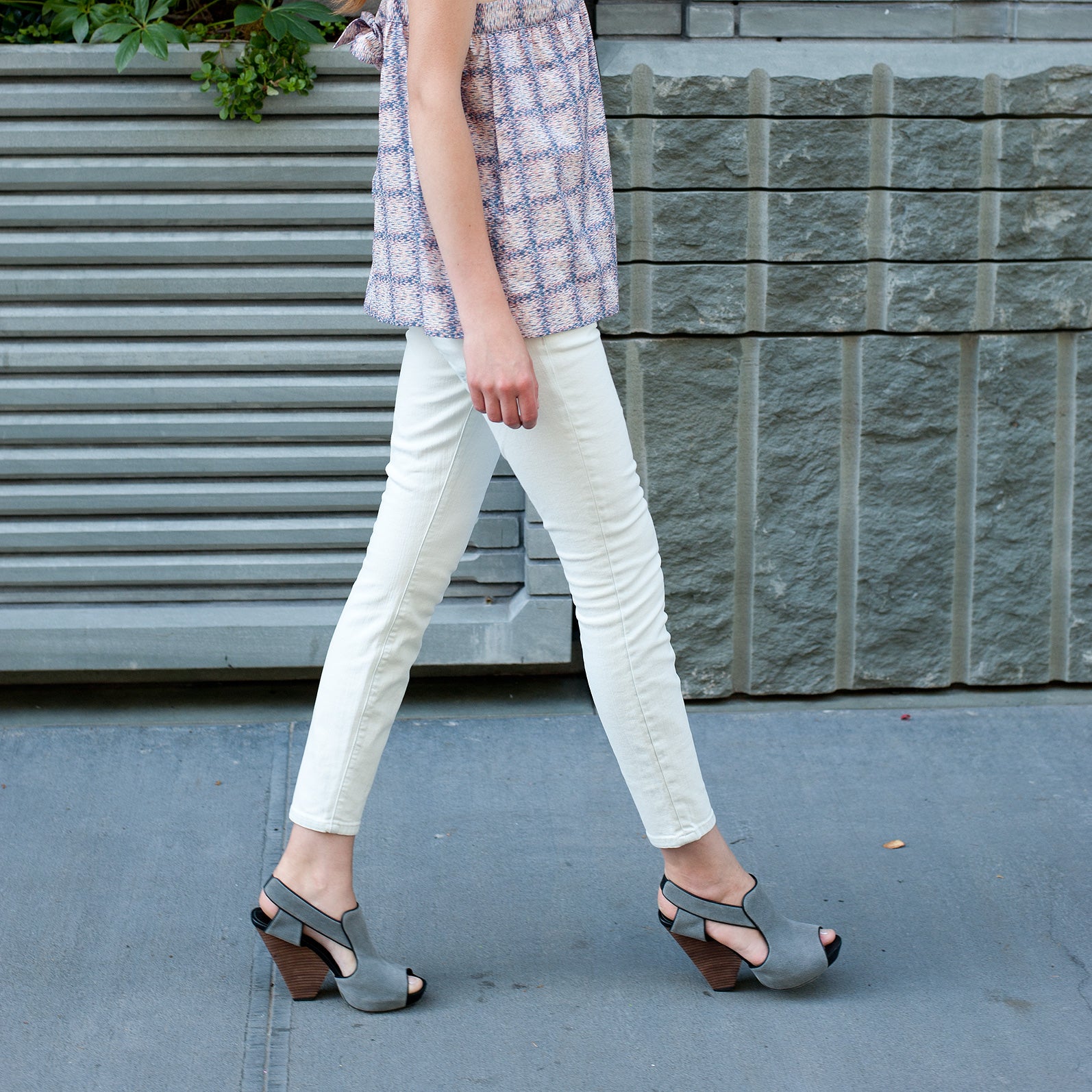 3113 suede slingbacks; grey