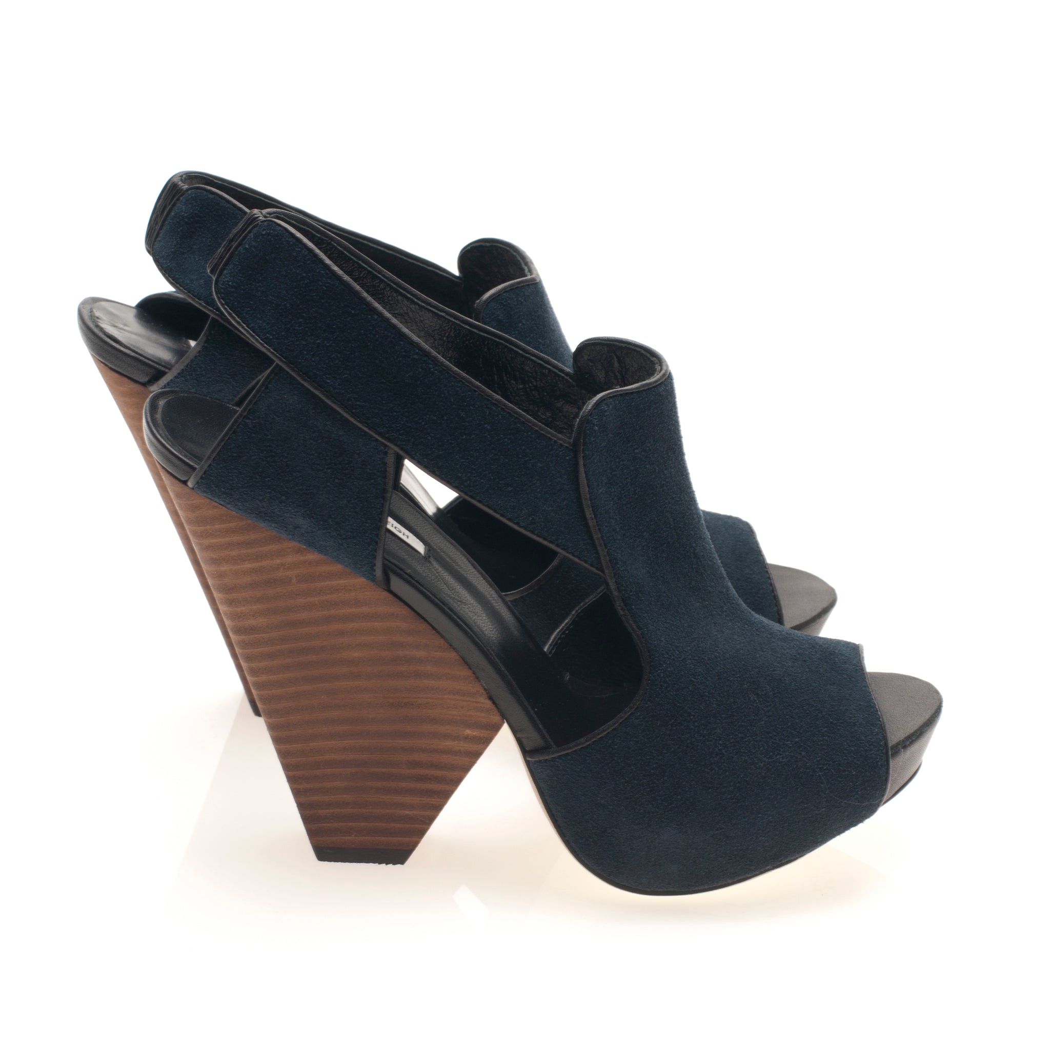 3113 suede slingbacks; navy