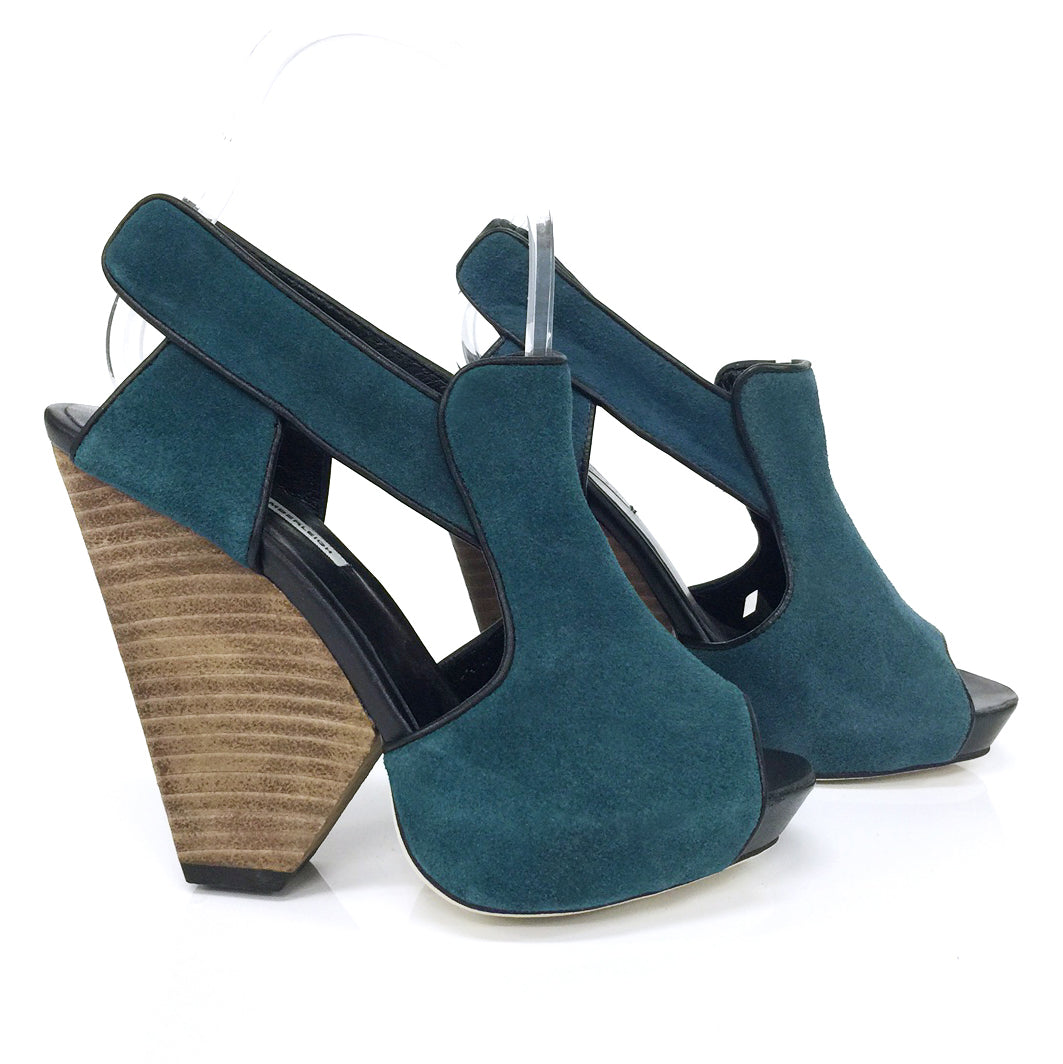 3113 suede slingbacks; blue