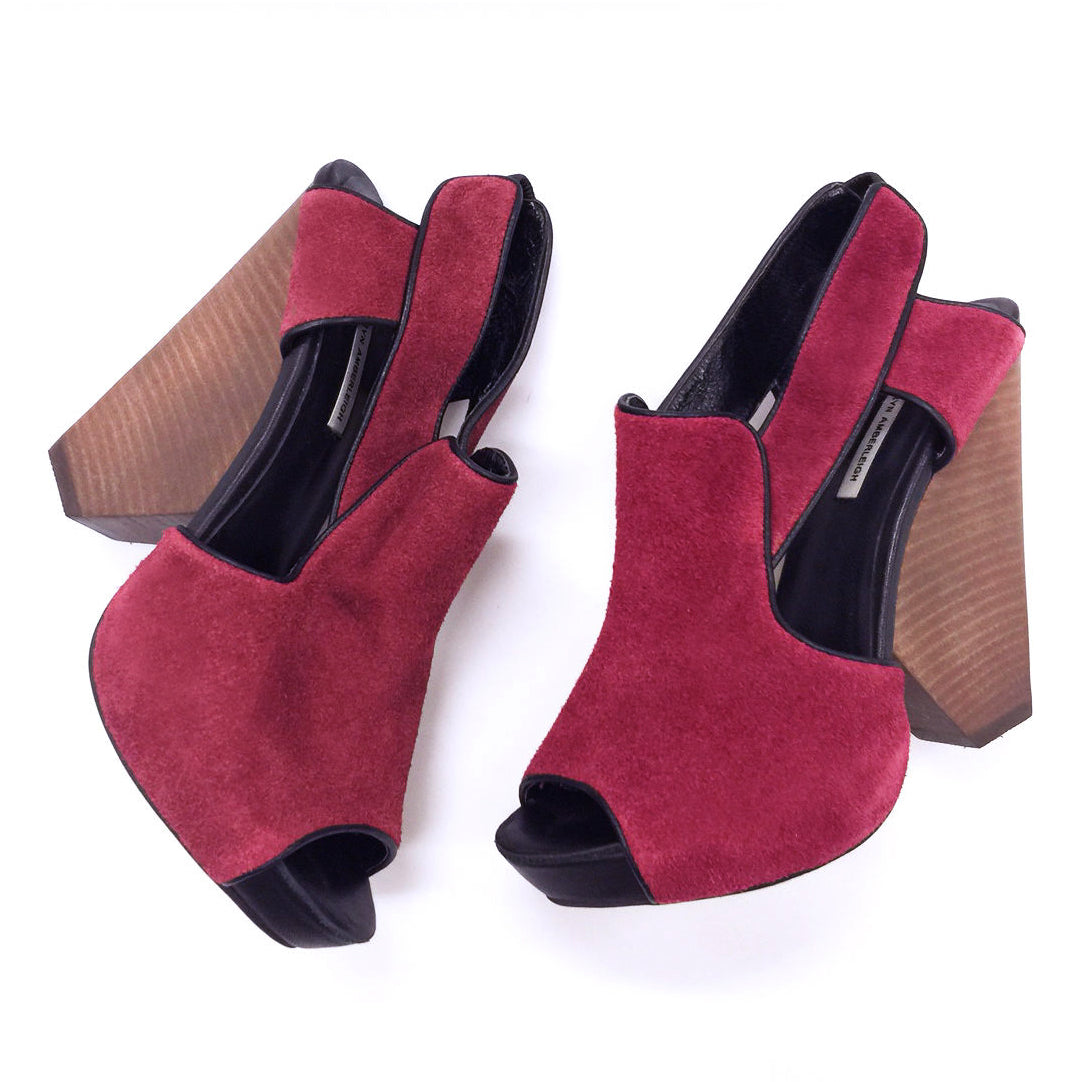 3113 suede slingbacks; crimson