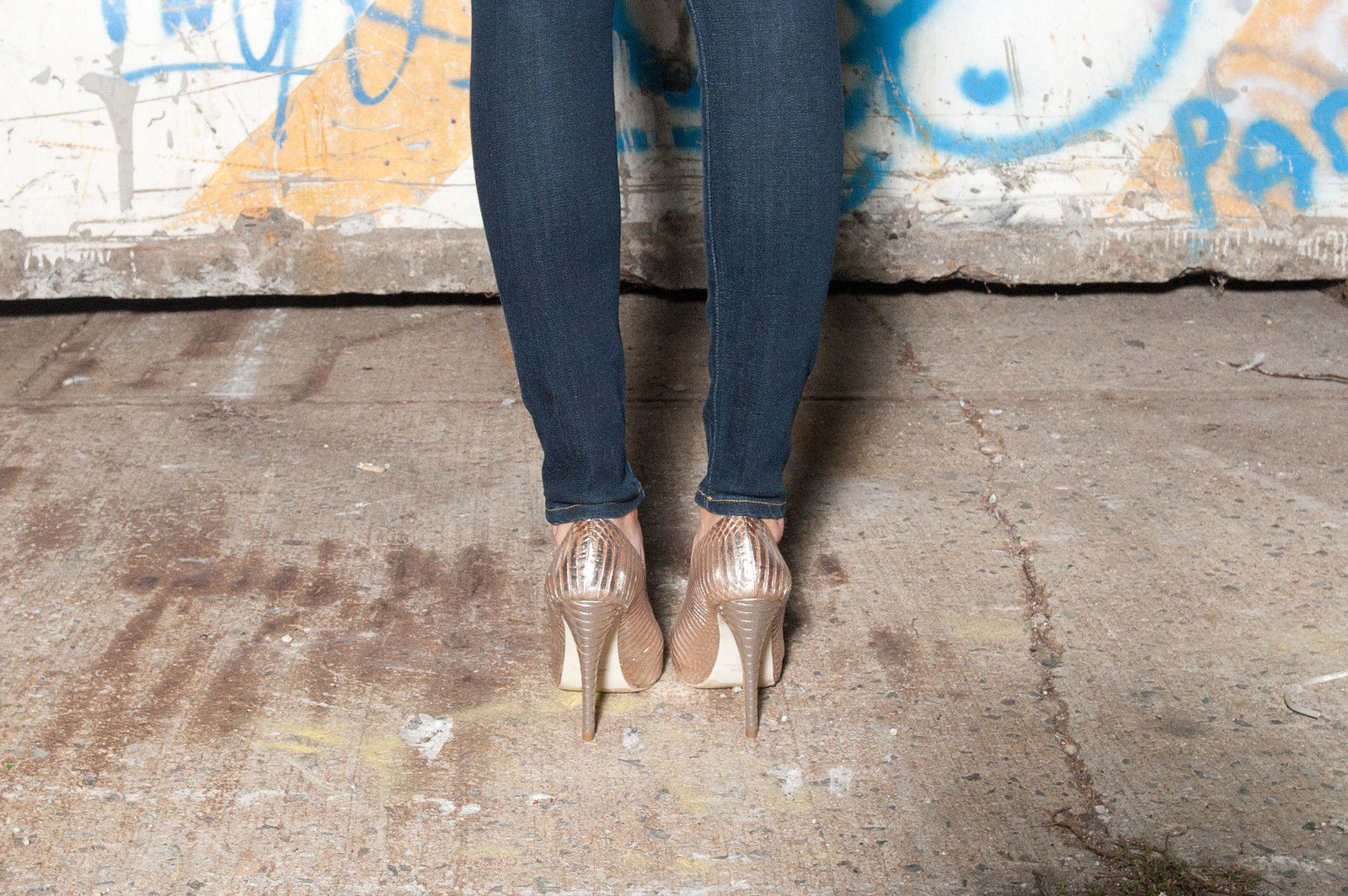 3084 snake skin heels; silver