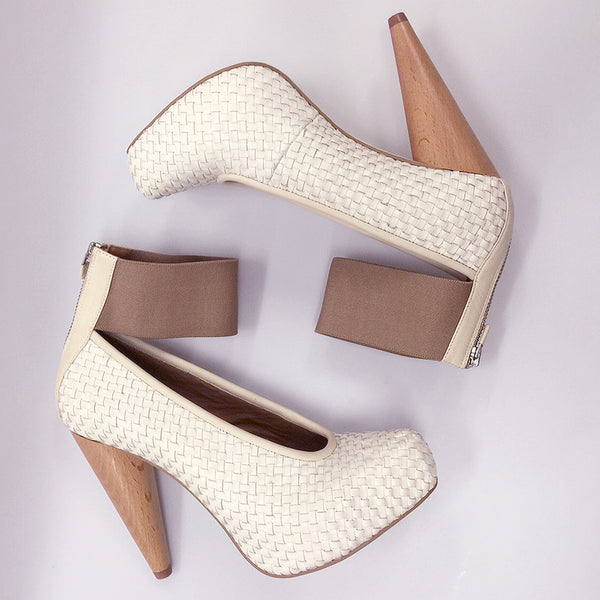 7304 woven pumps; white