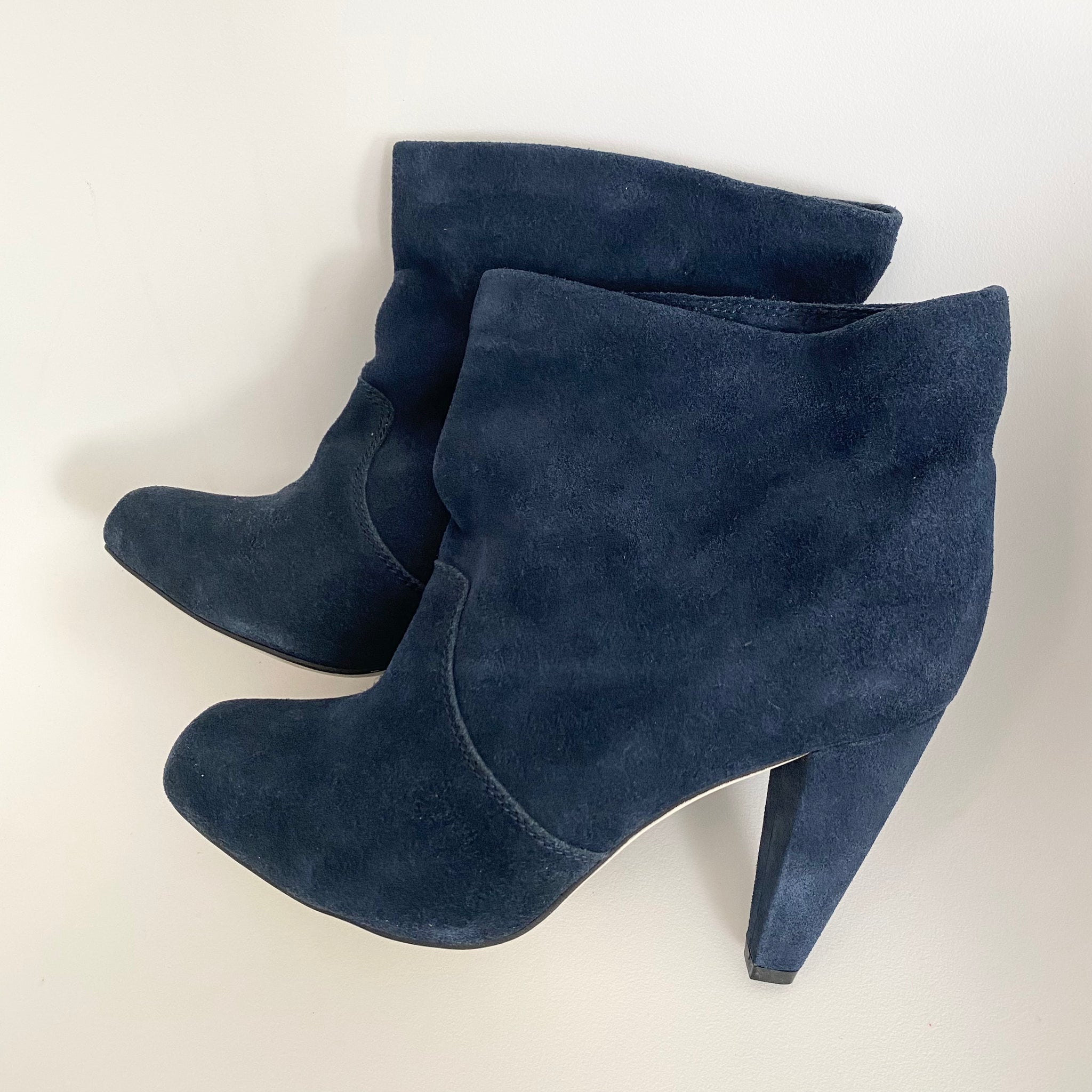 5216 suede boots; navy