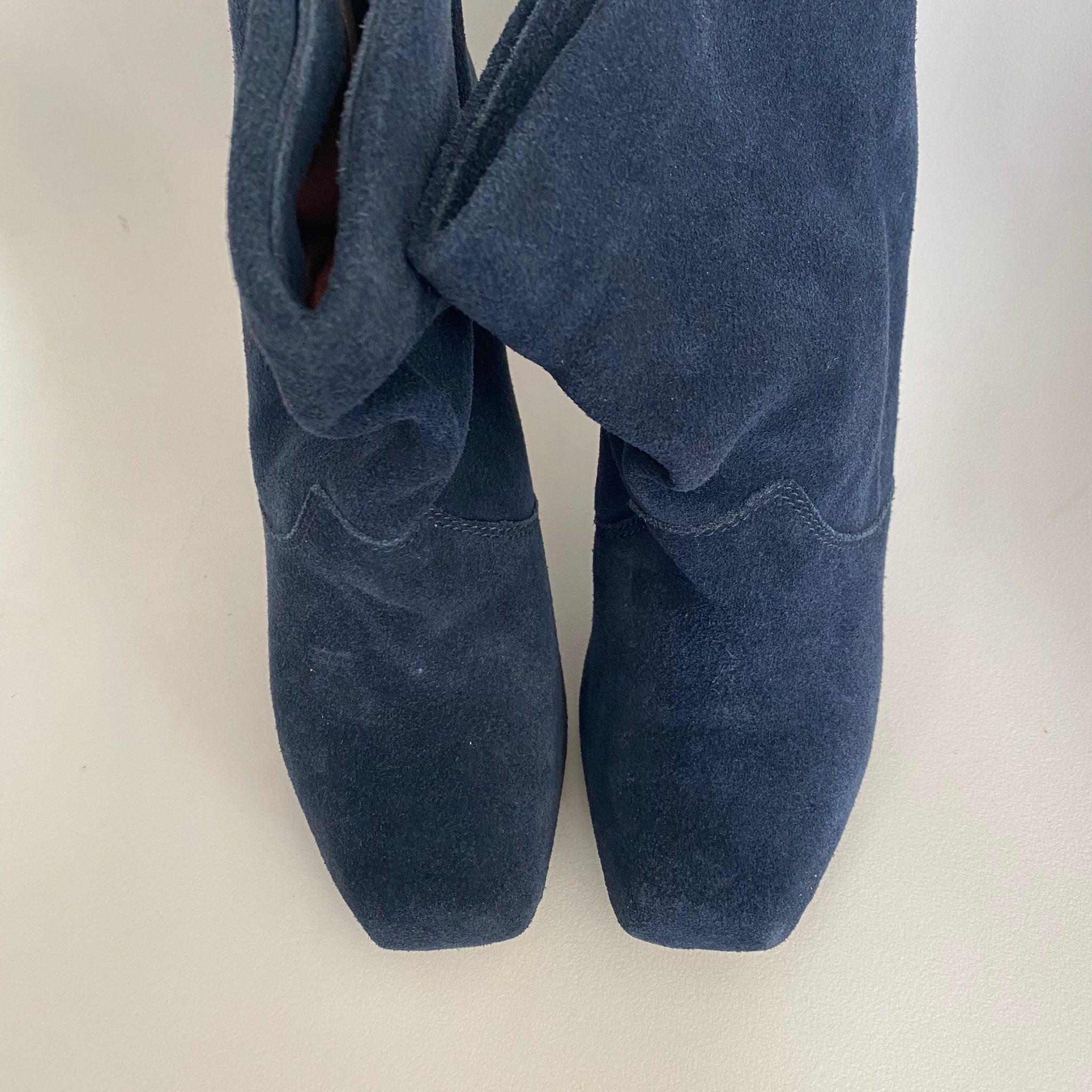 5216 suede boots; navy