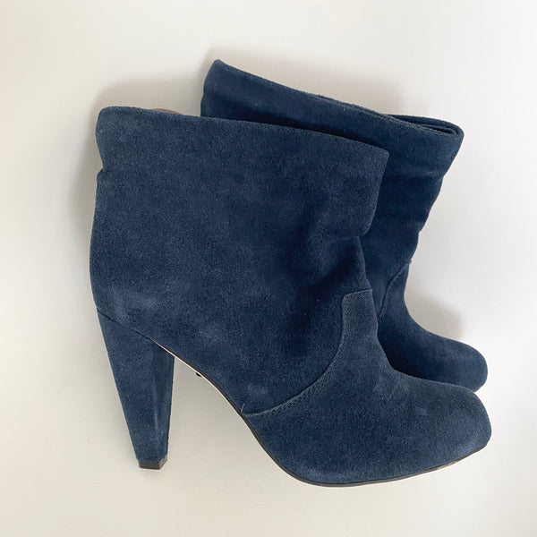 5216 suede boots; navy