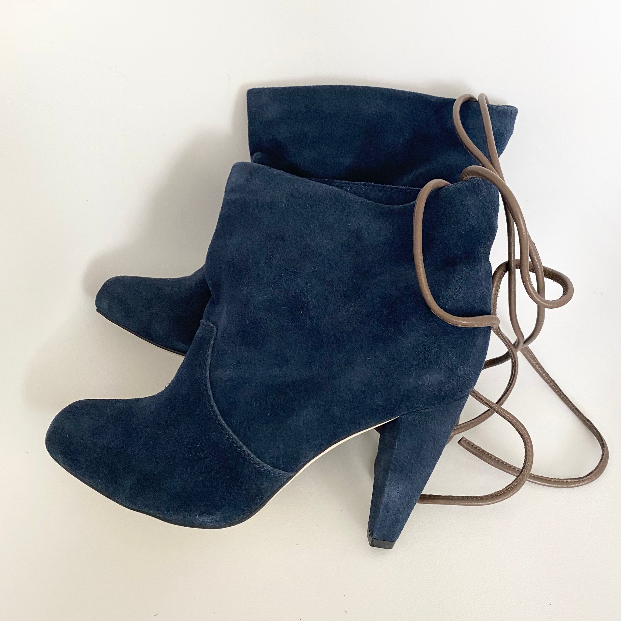 5216 suede boots; navy