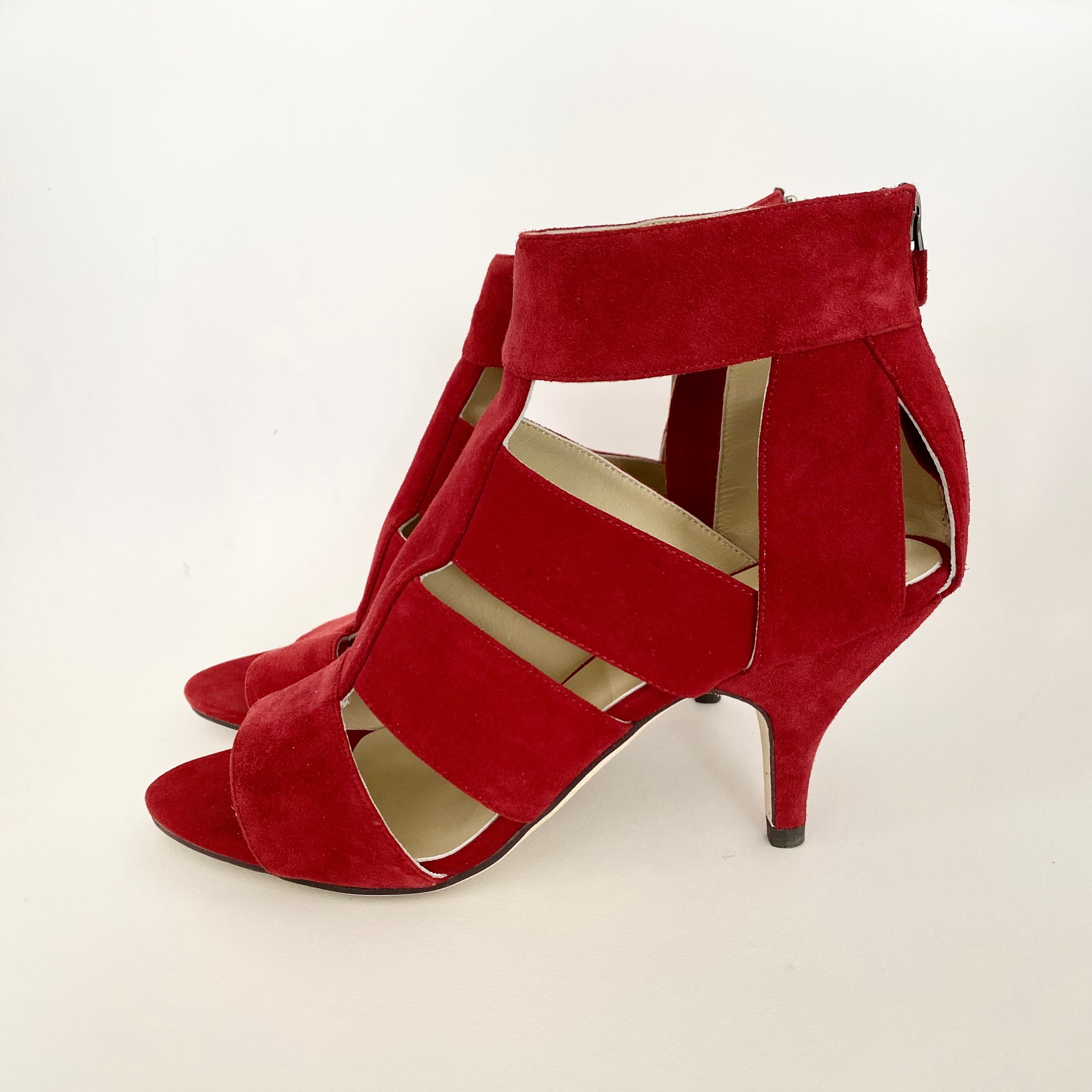 J027 suede heels; red