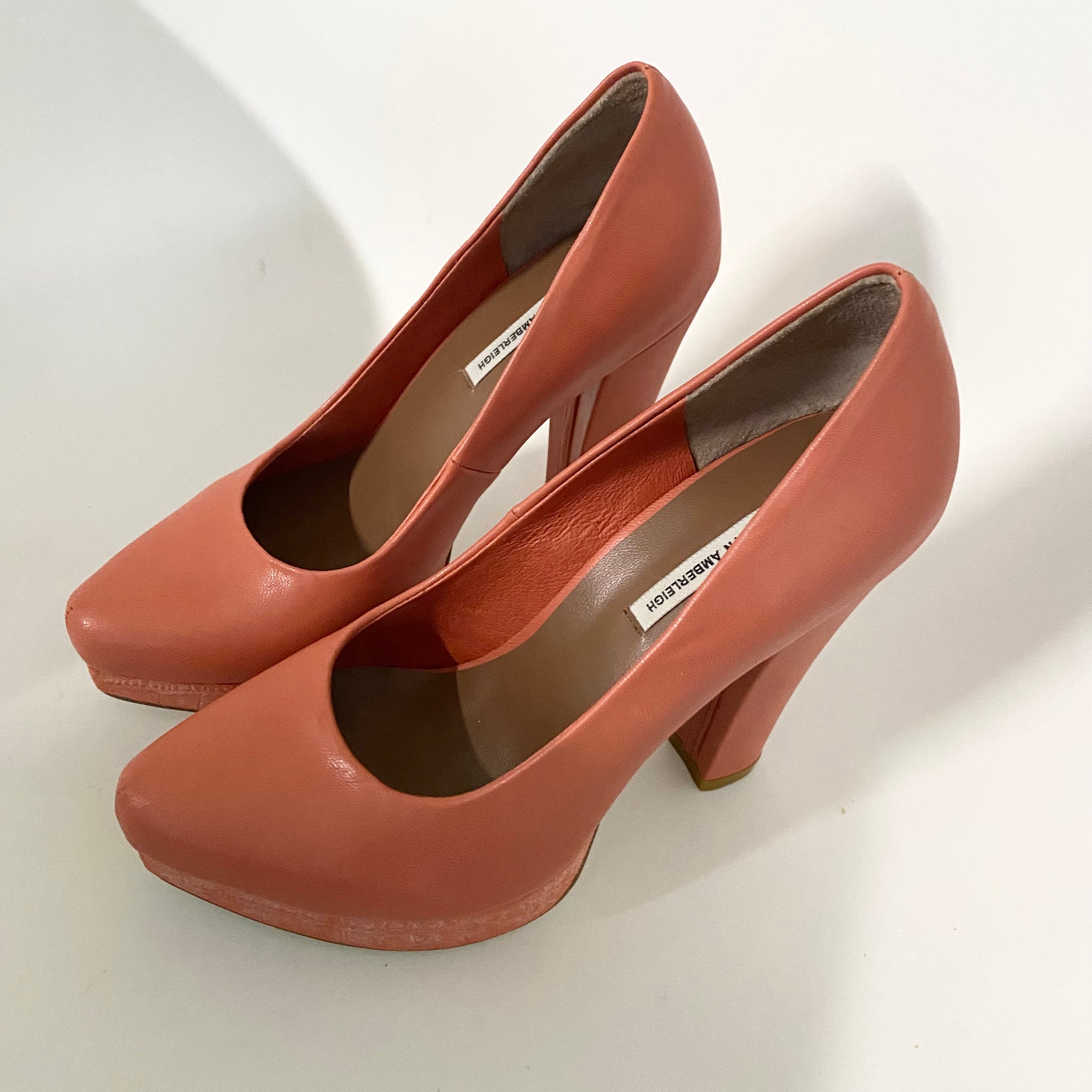 K323 leather pumps; coral