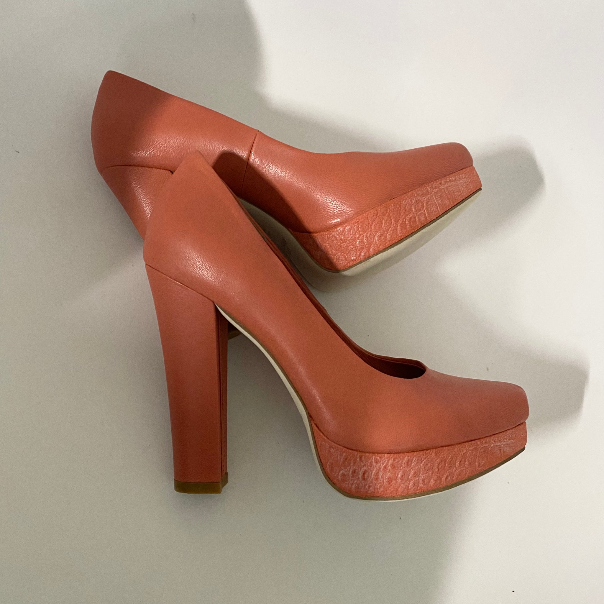 K323 leather pumps; coral