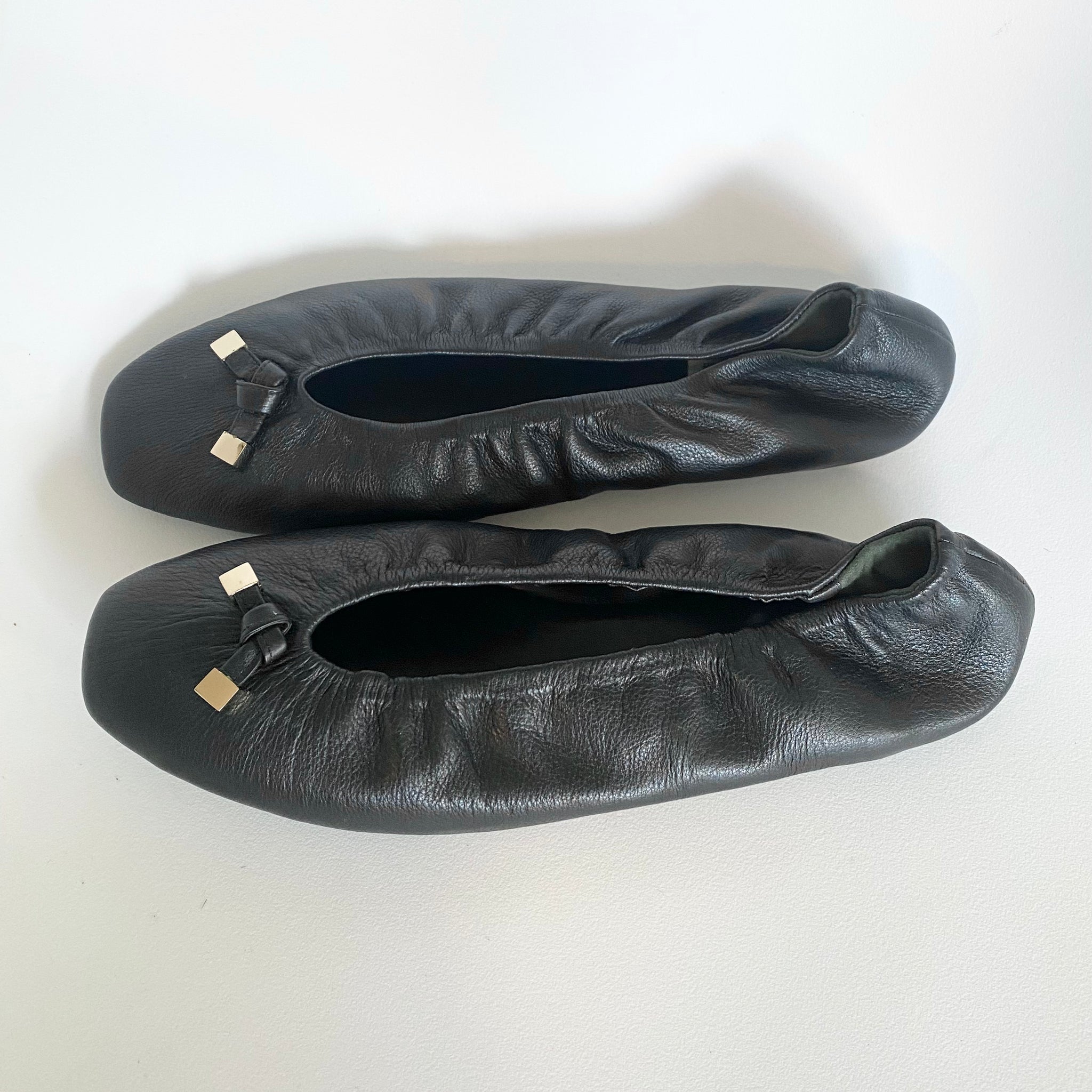 K329 leather loafers; black and gold