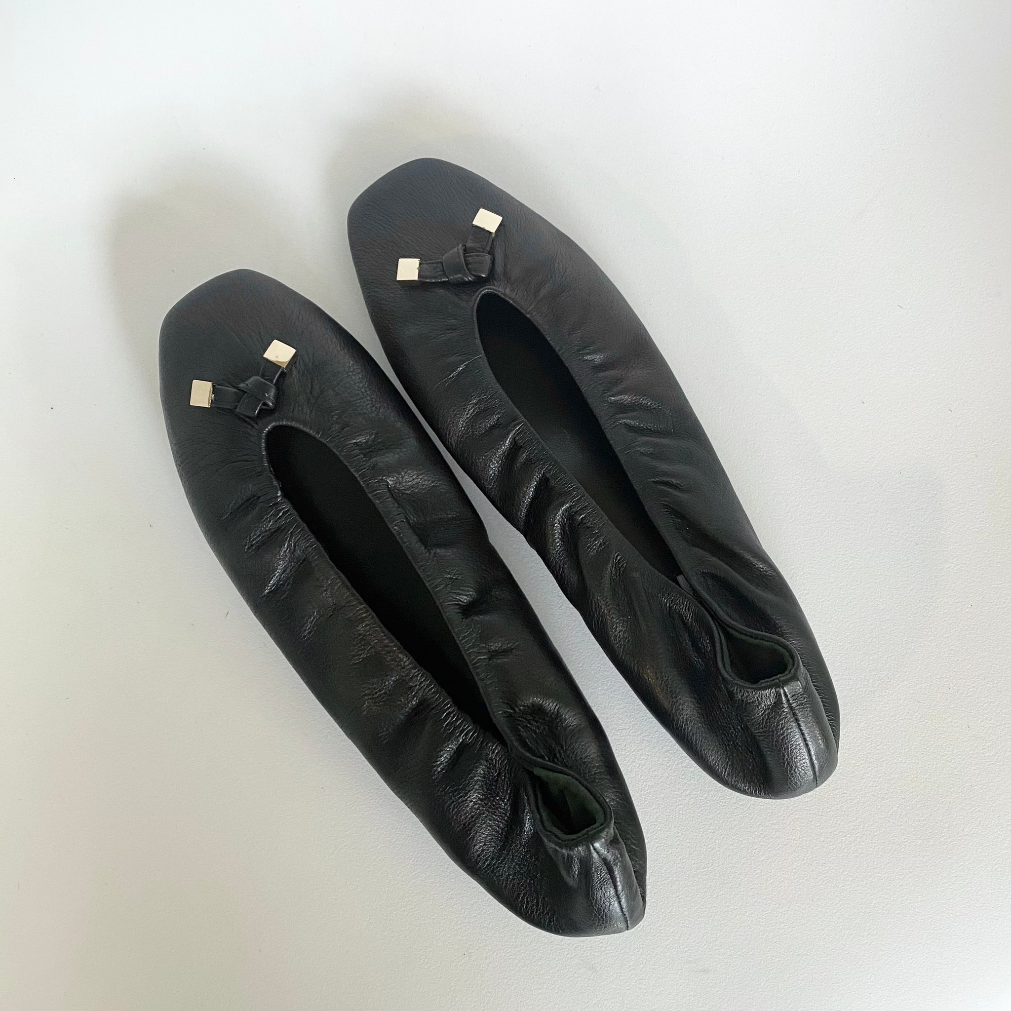K329 leather loafers; black and gold