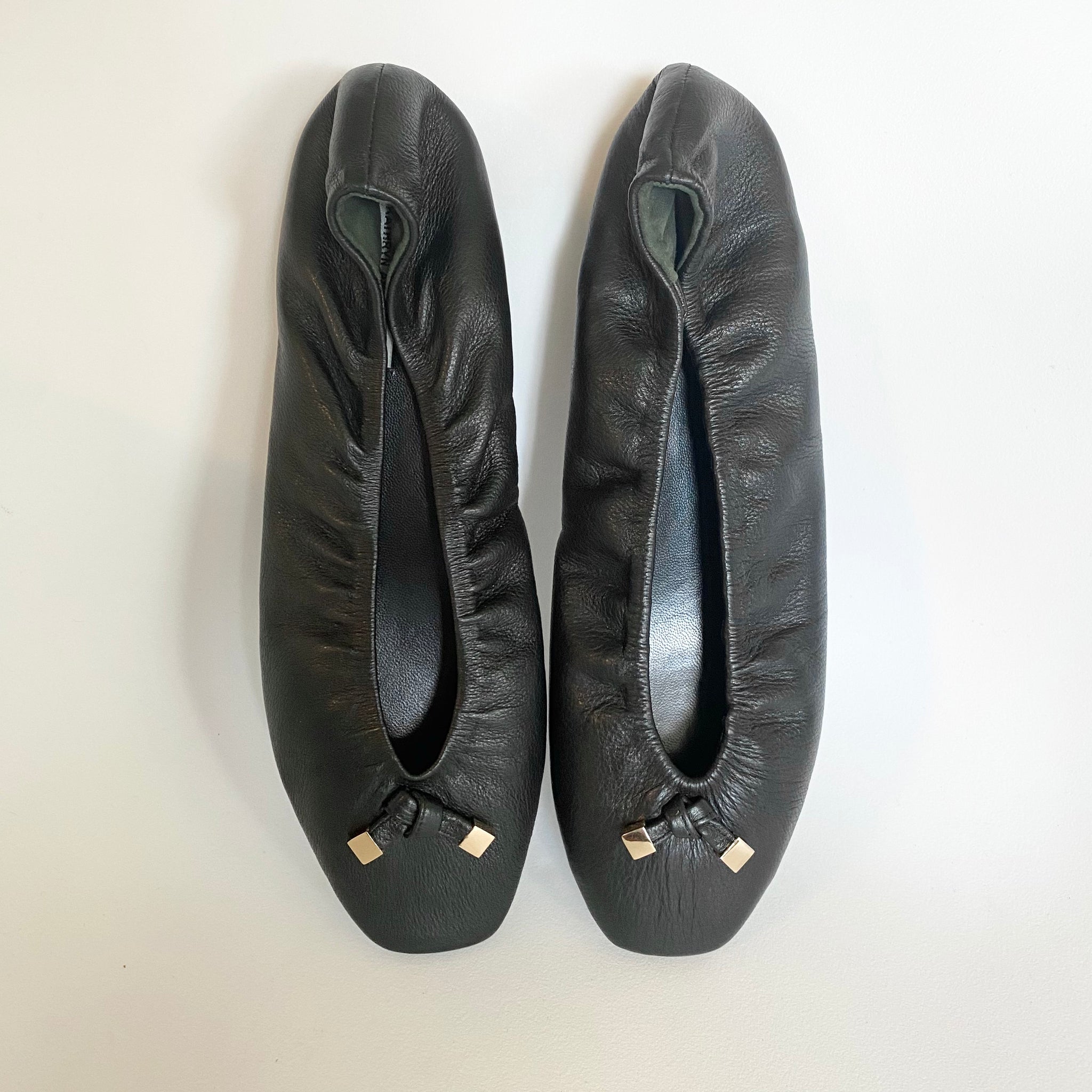 K329 leather loafers; black and gold