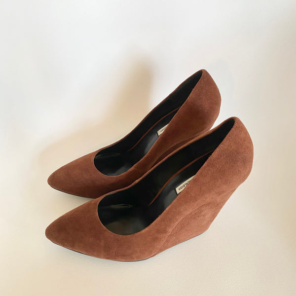 K311 suede pumps; toffee