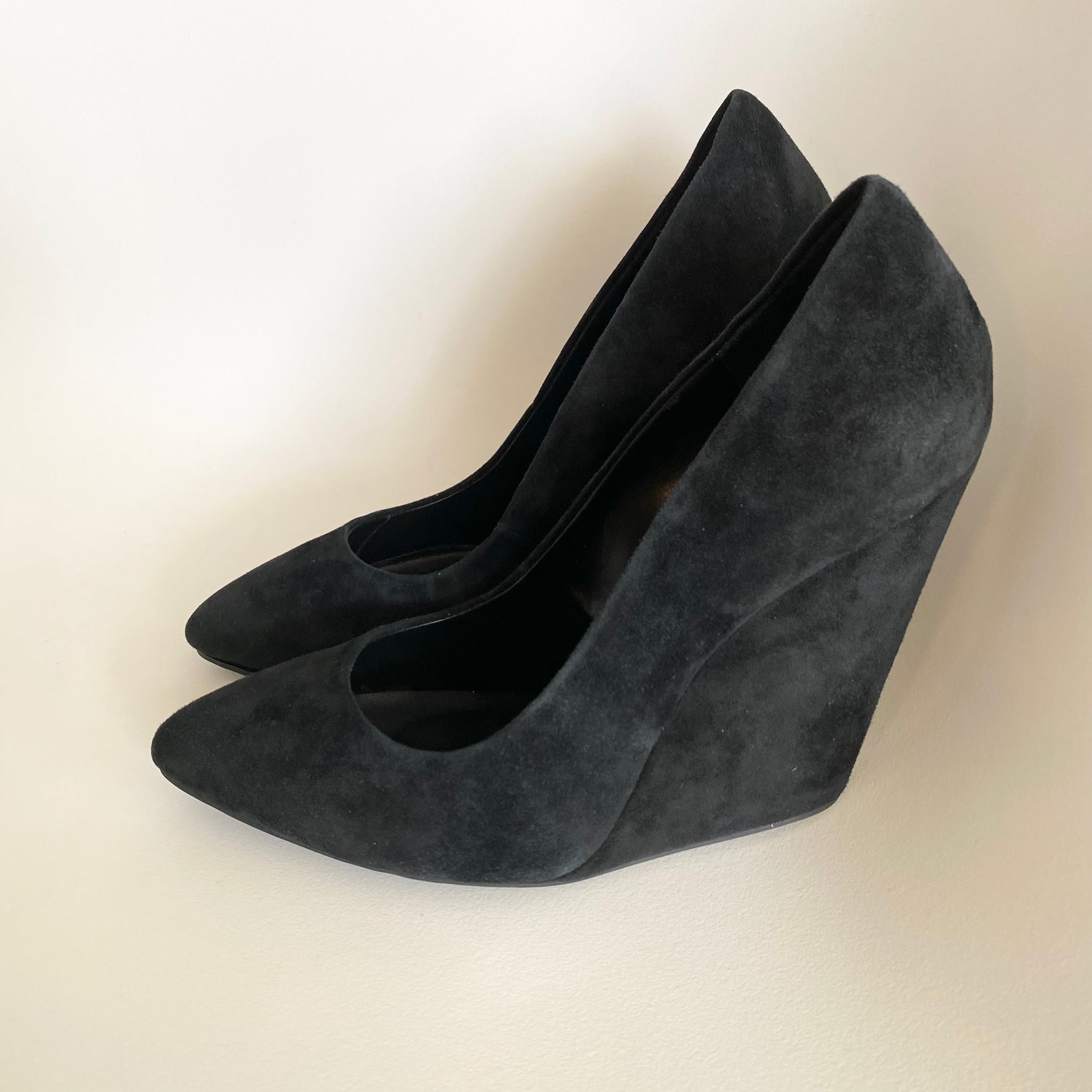 K311 suede pumps; black