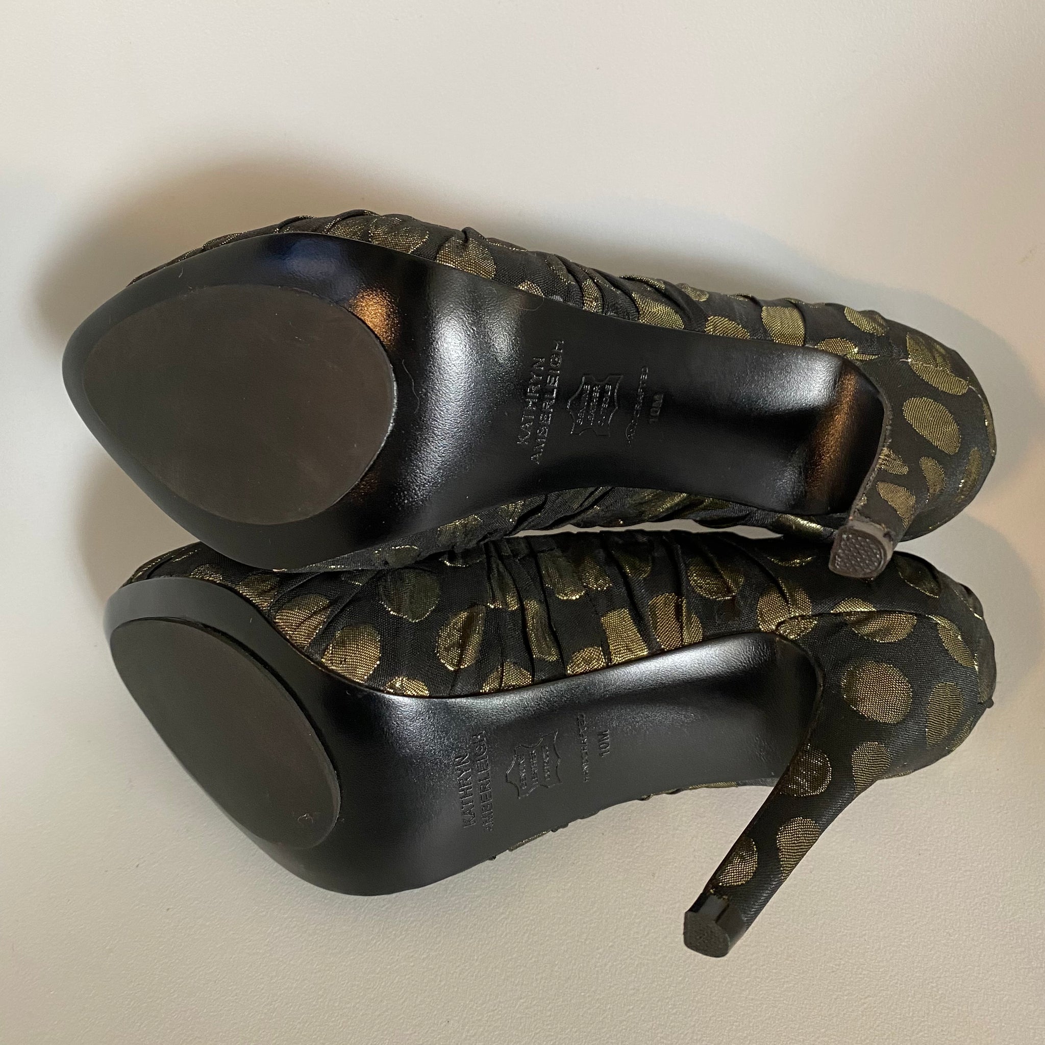 3089 jacquard heels; black and gold
