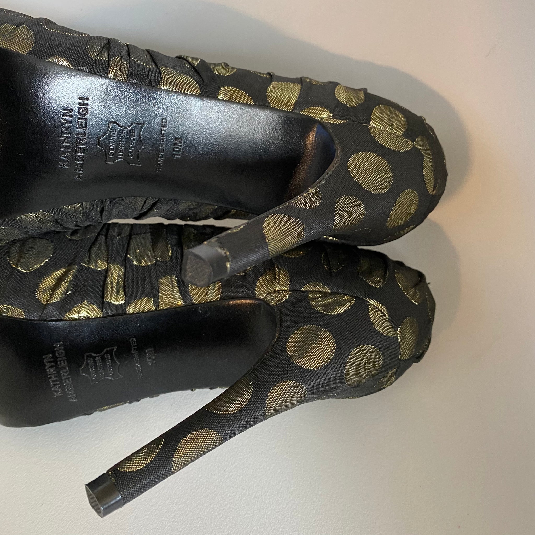 3089 jacquard heels; black and gold