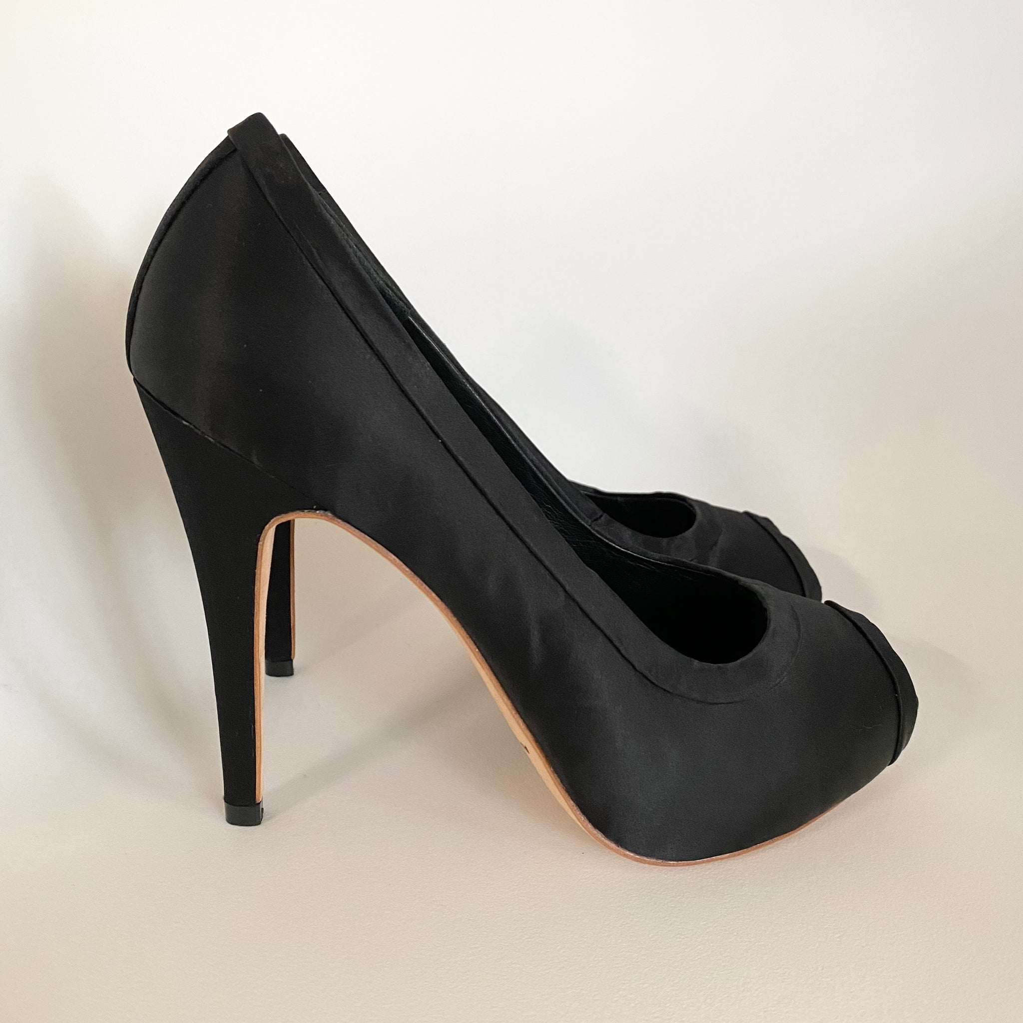 3087 silk heels; black