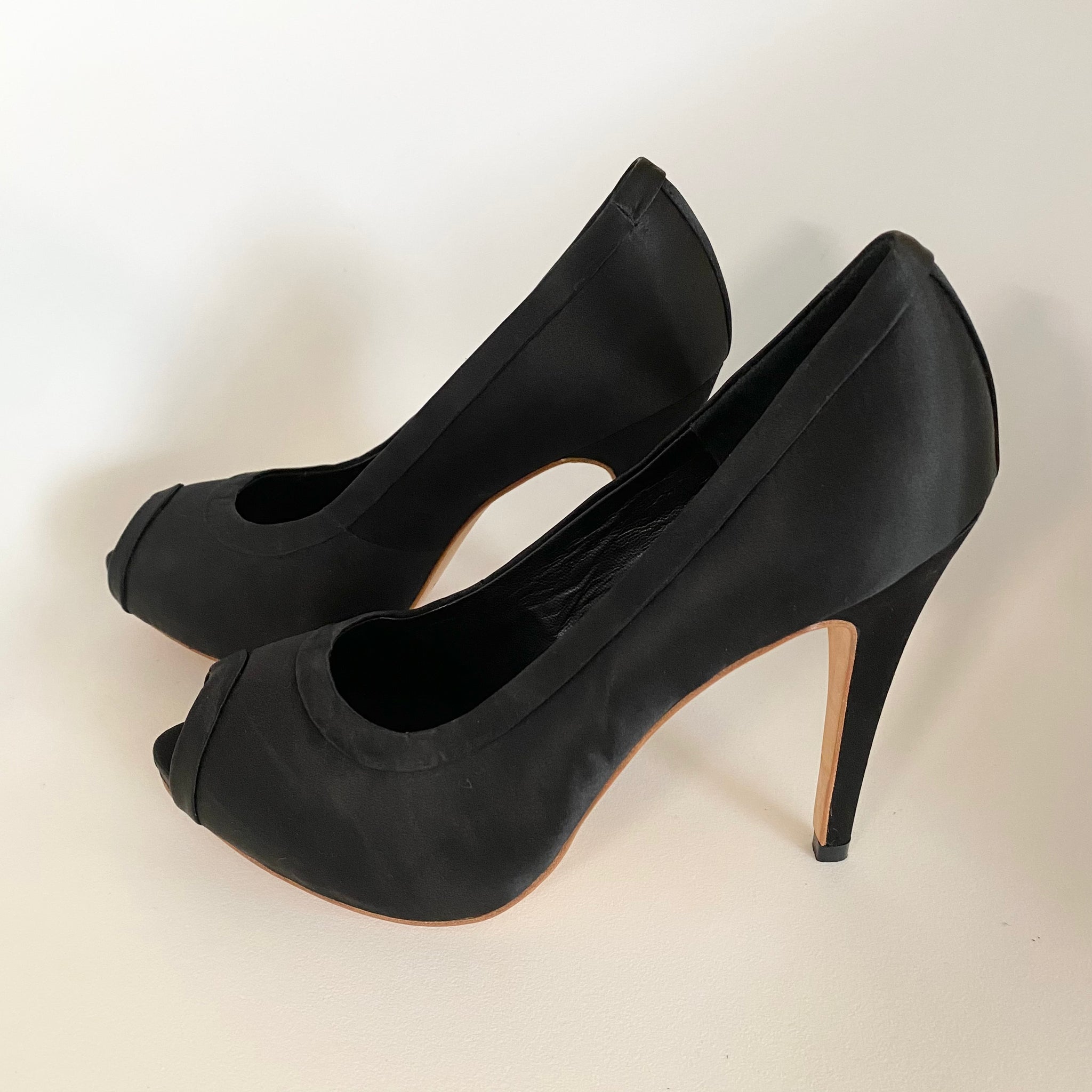 3087 silk heels; black