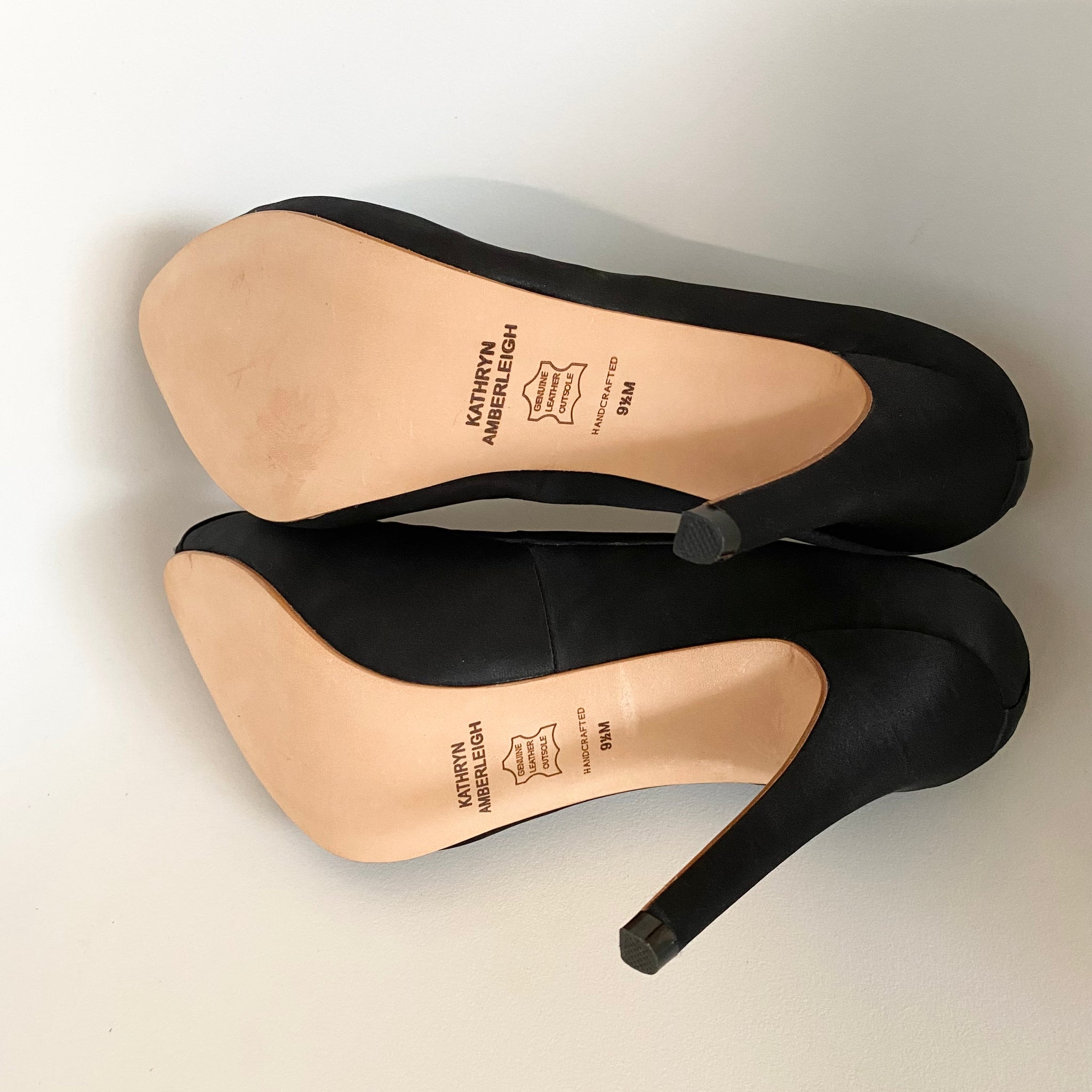 3087 silk heels; black