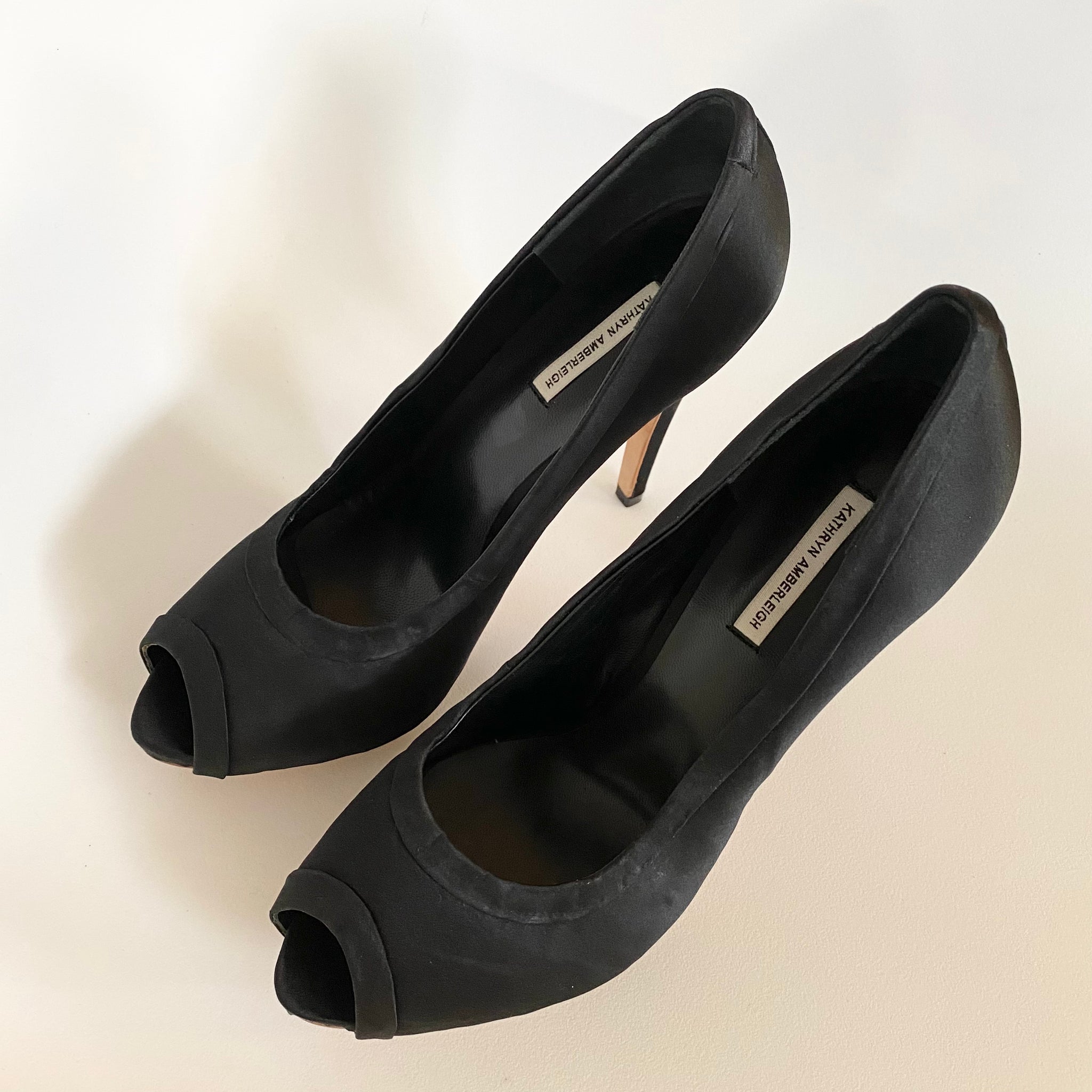 3087 silk heels; black