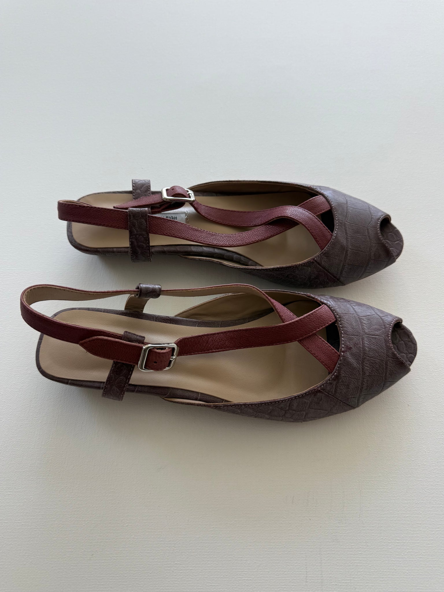 J005 alligator and lamb slingbacks; mauve