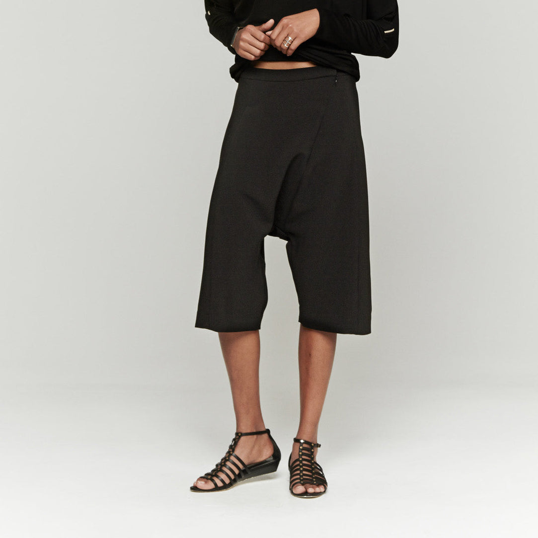 J018 lambskin sandals; black