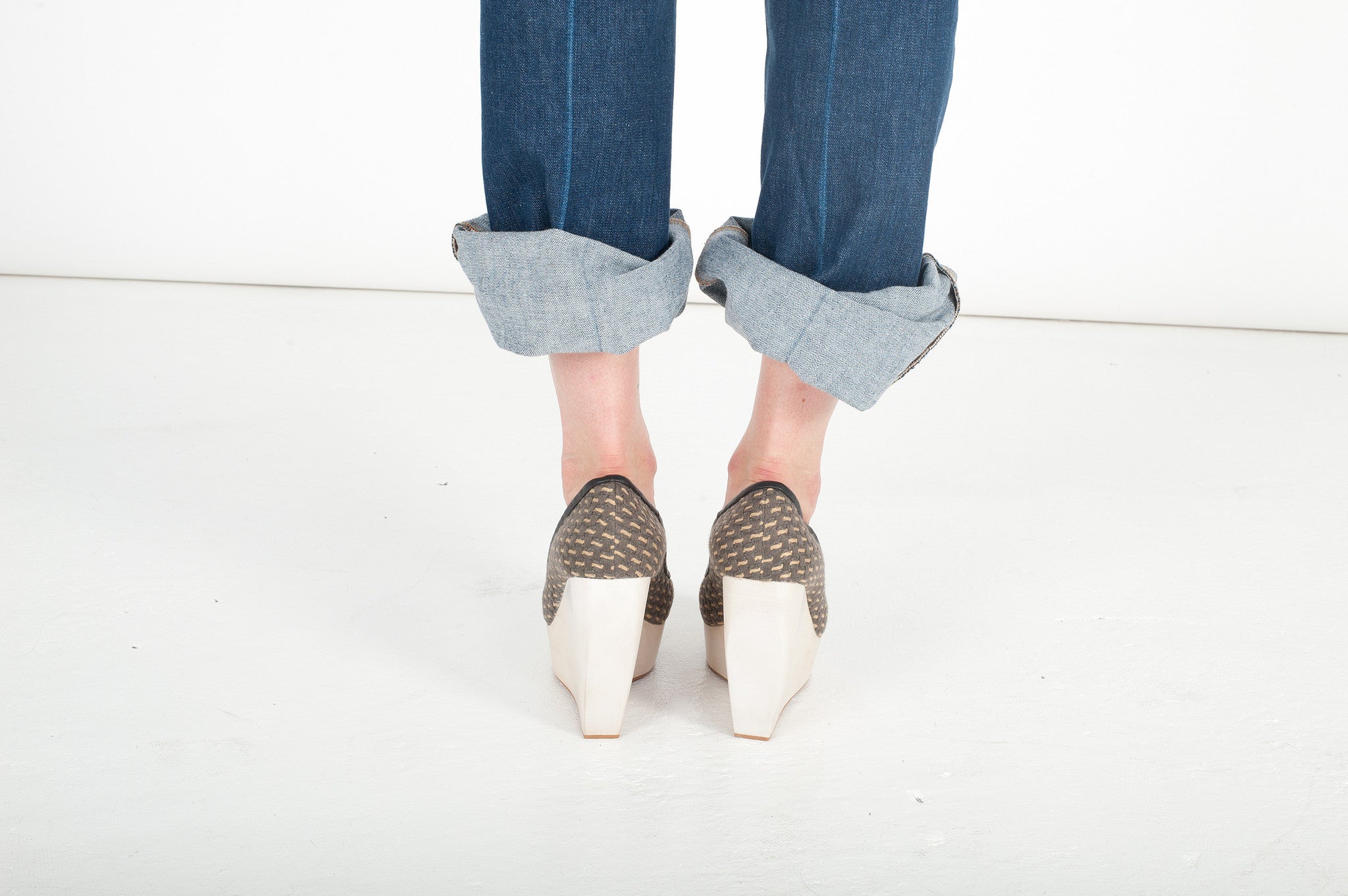 J033 wooden heels; grey multi