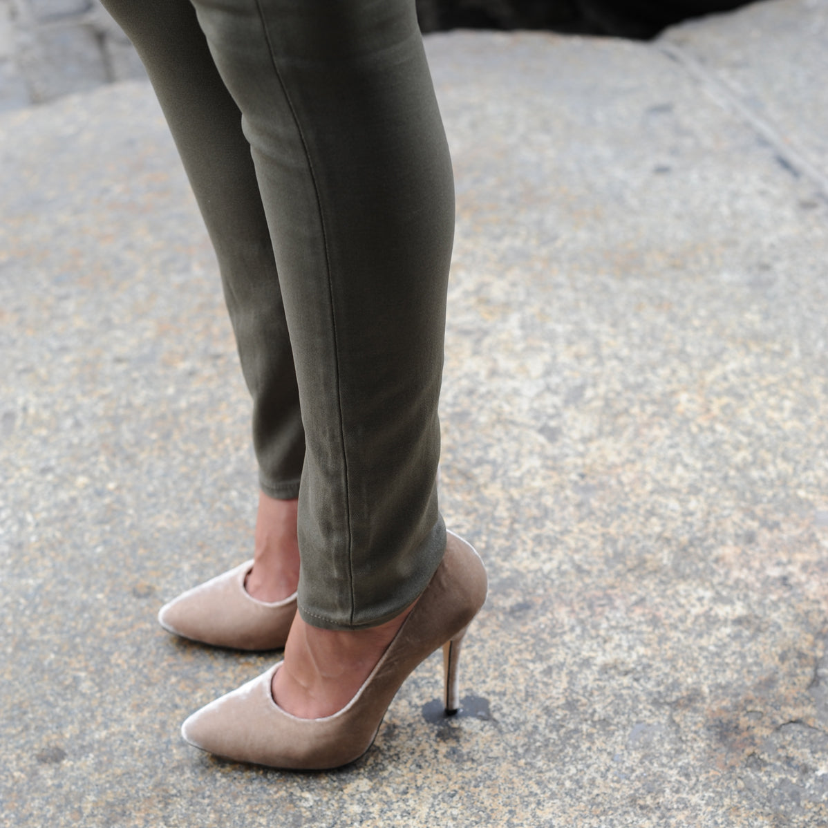 K403 silk velvet heels; beige