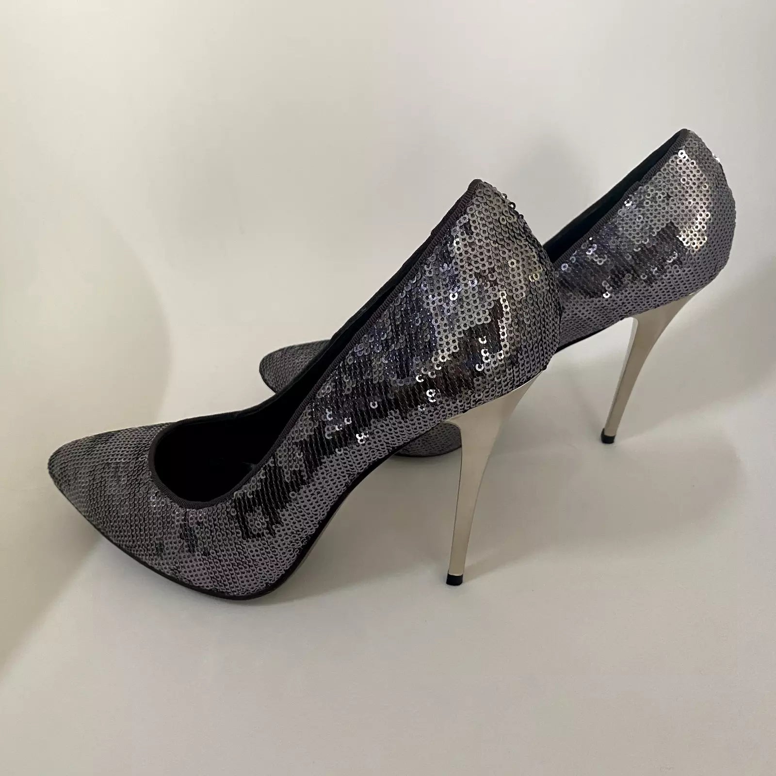 K405 sequin heels; violet