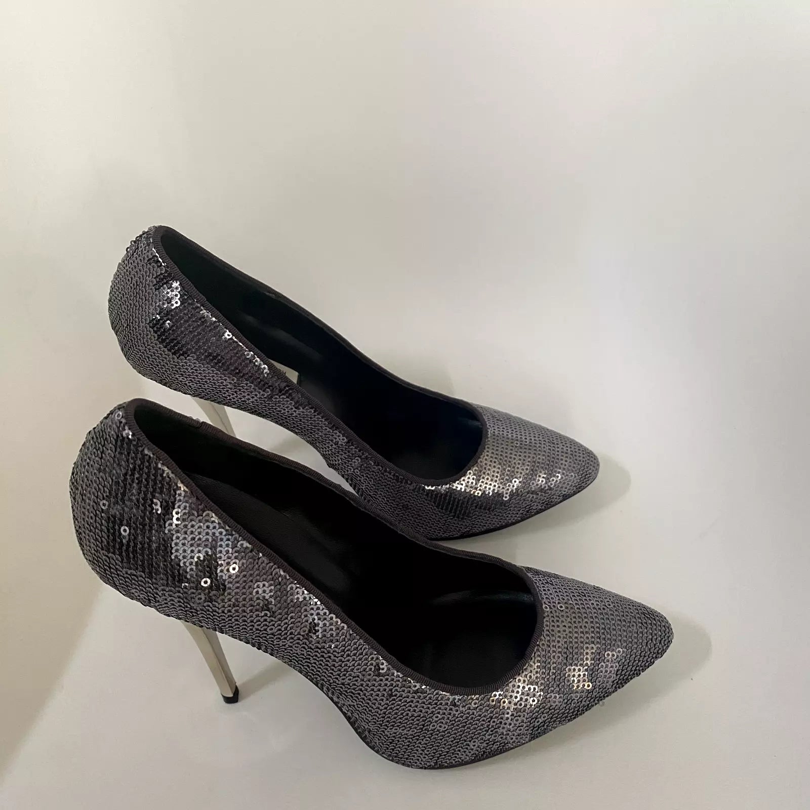 K405 sequin heels; violet