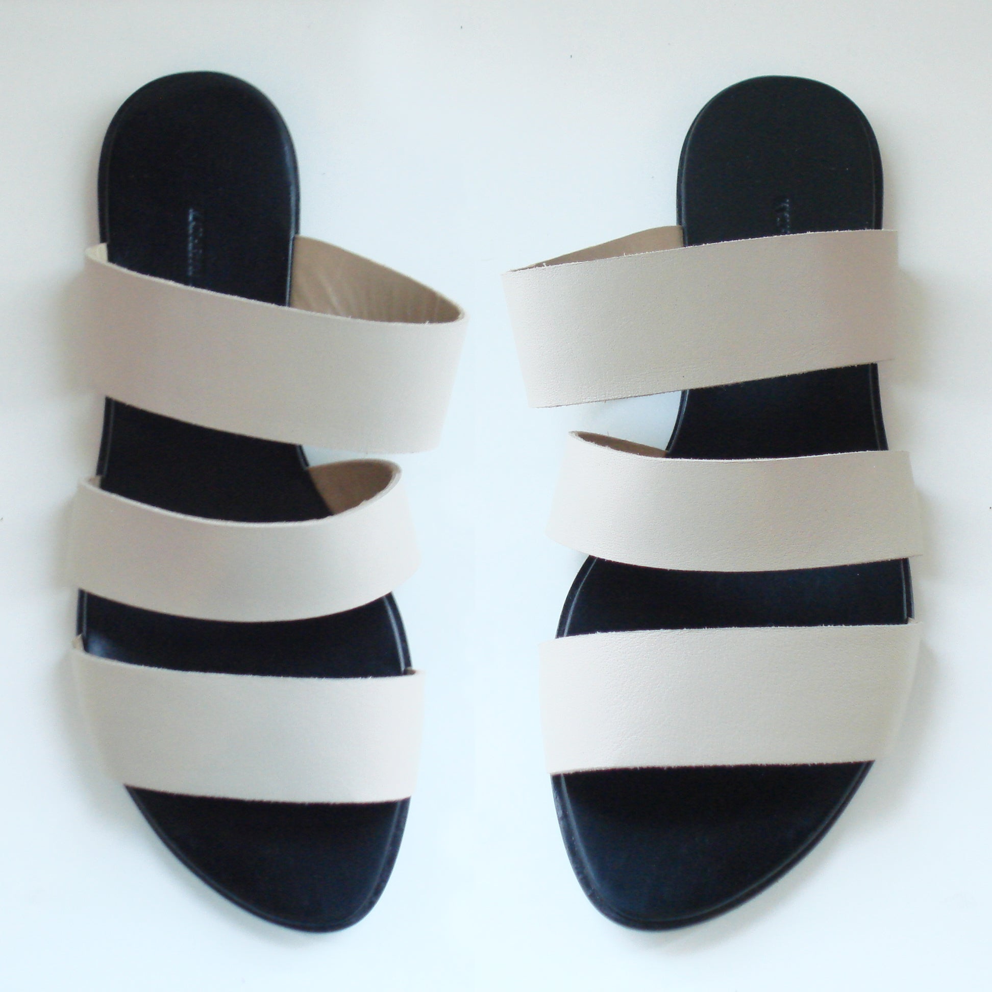 7520 leather slides; pale