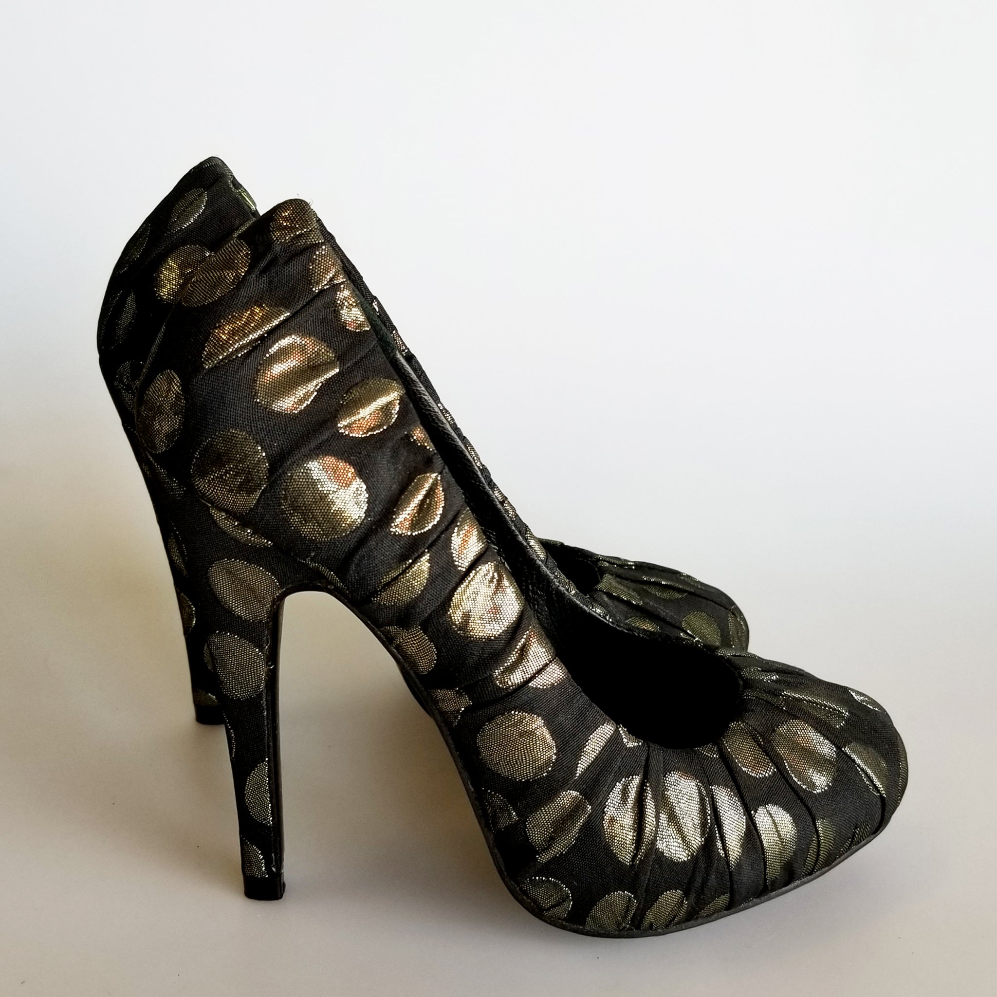 3089 jacquard heels; black and gold