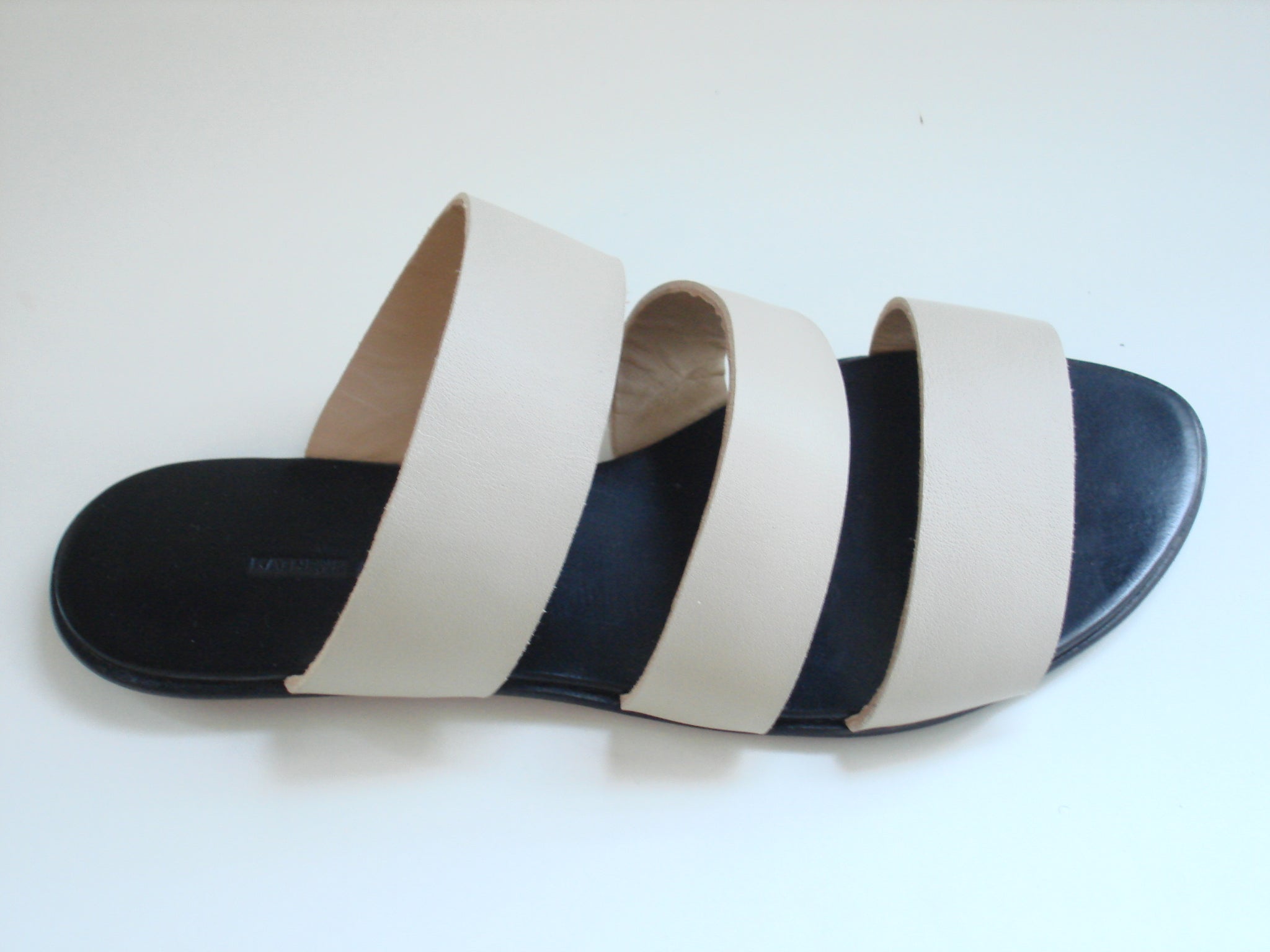 7520 leather slides; pale