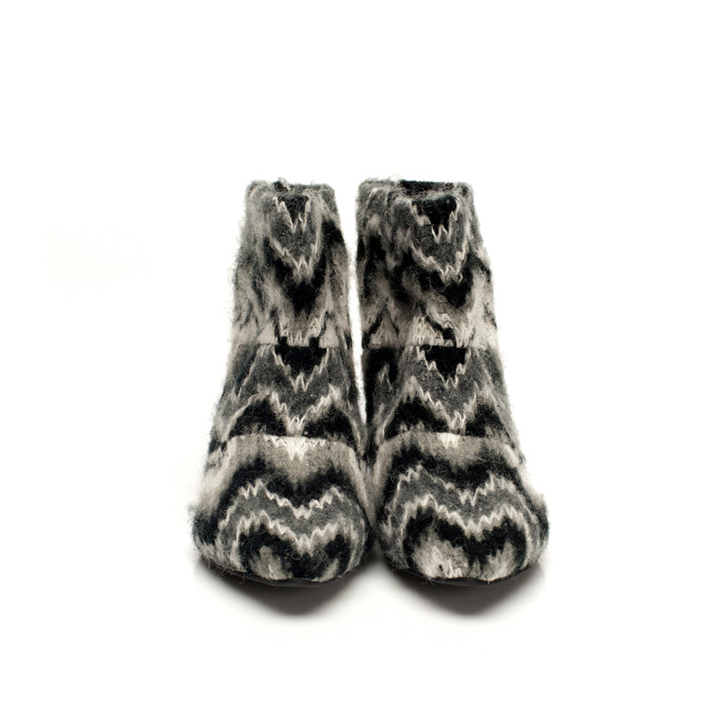 5035 wool boots; black and white