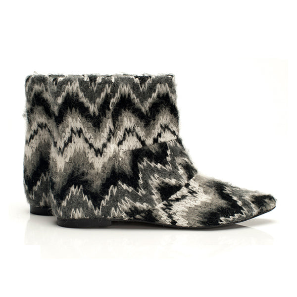5035 wool boots; black and white
