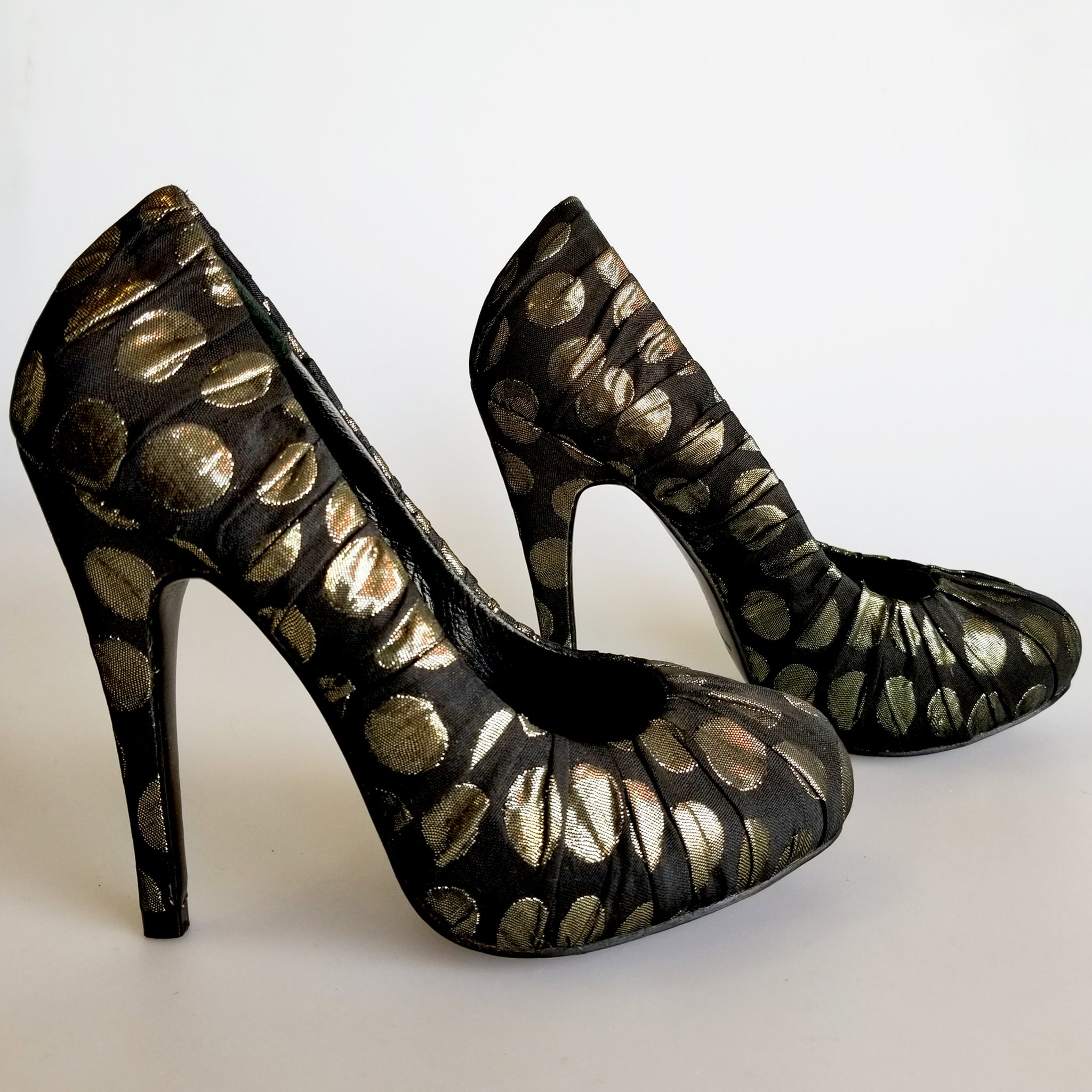 3089 jacquard heels; black and gold