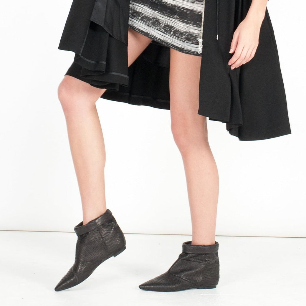 5036 leather boots; black snake