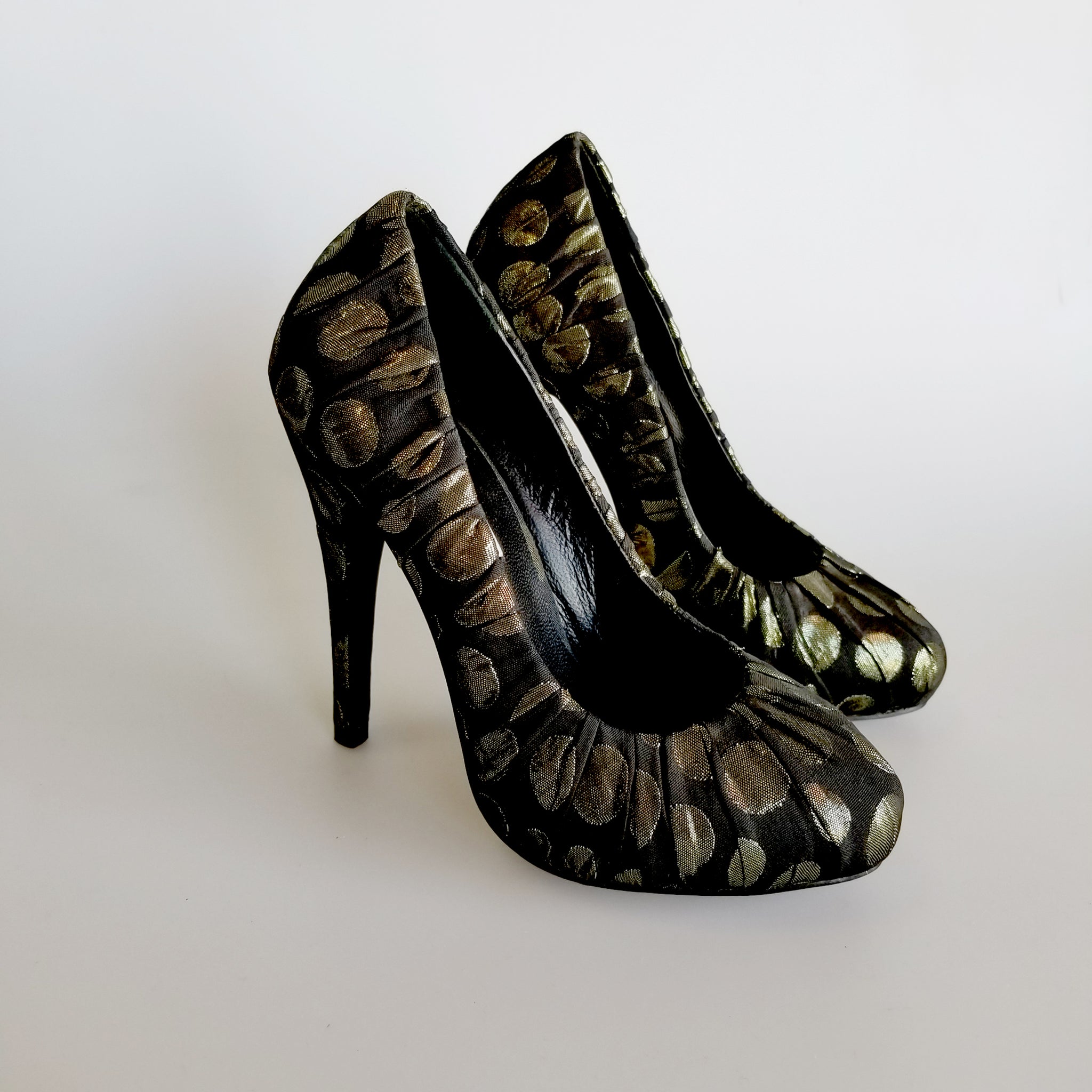 3089 jacquard heels; black and gold