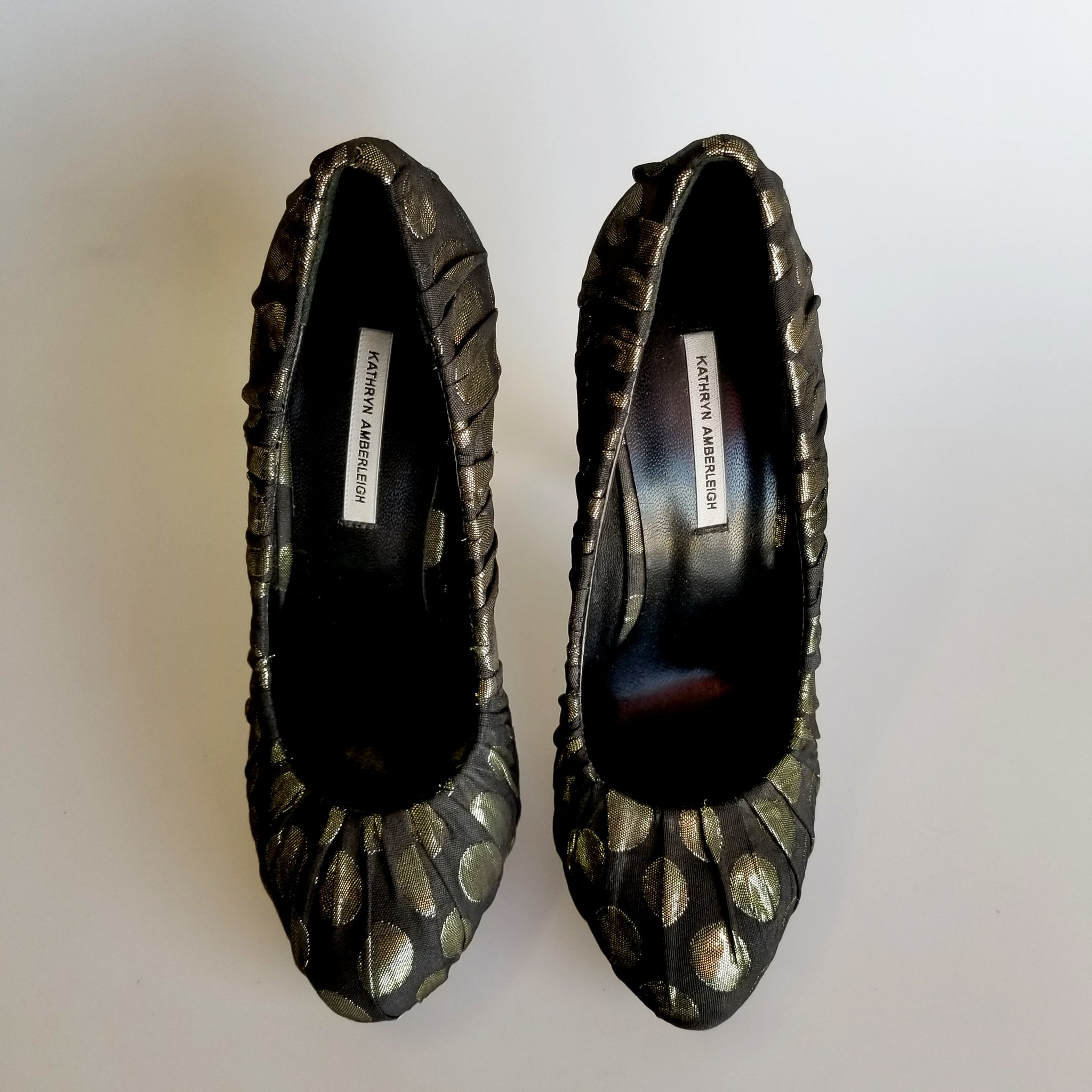 3089 jacquard heels; black and gold