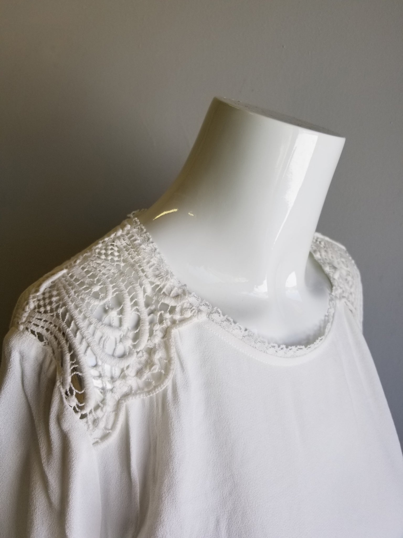 JOIE : LACE BACK BLOUSE, PORCELAIN
