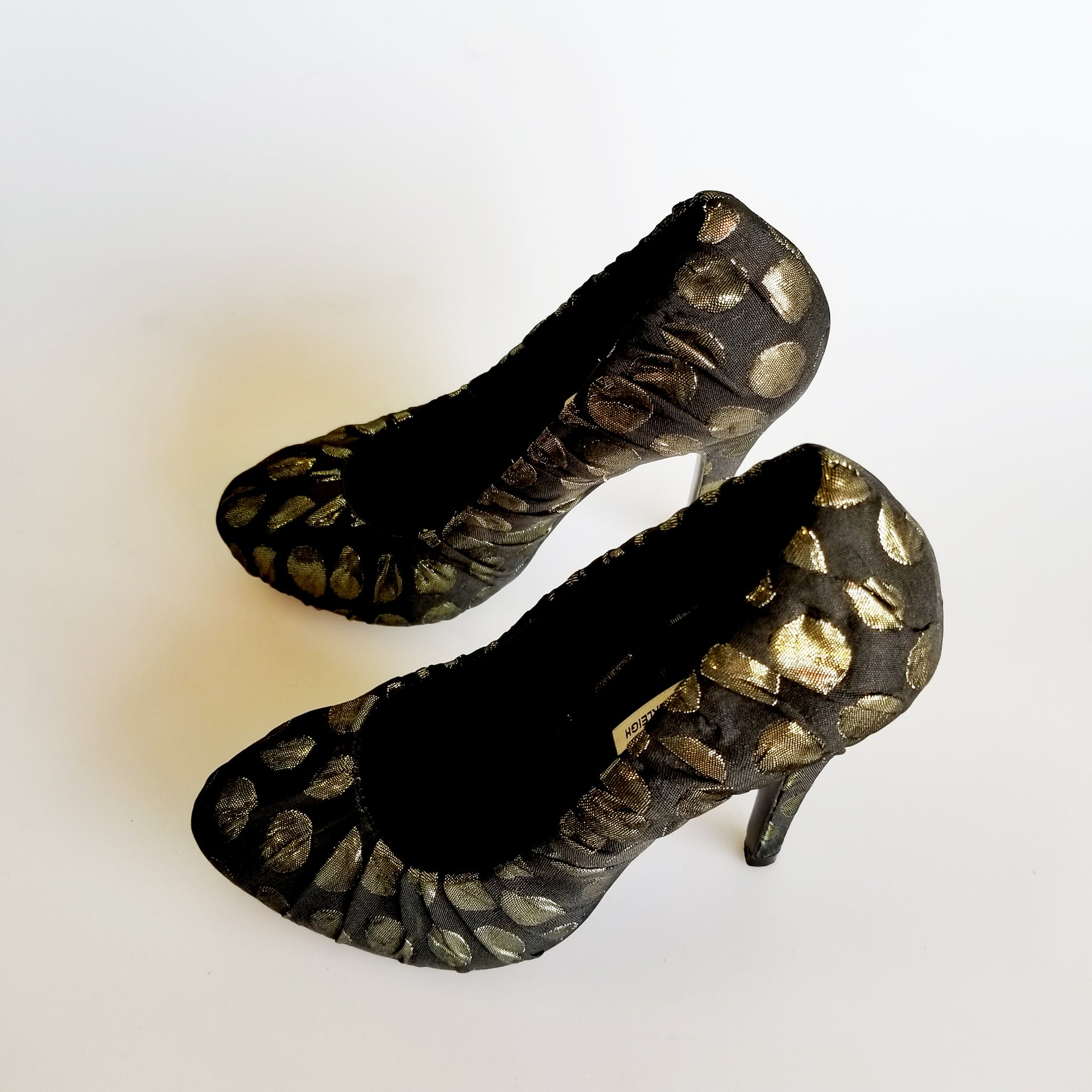 3089 jacquard heels; black and gold