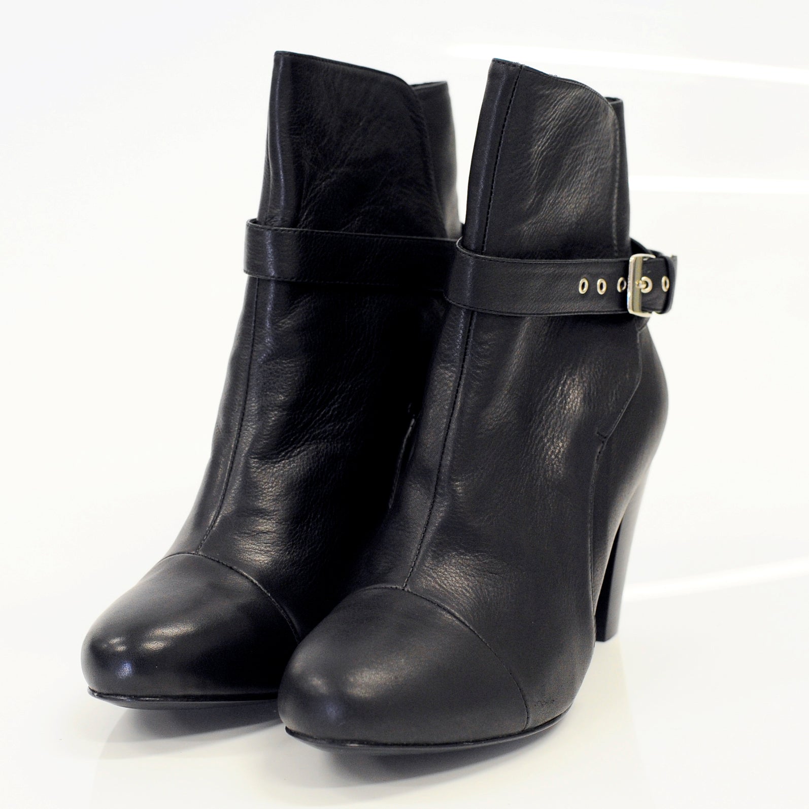 J570 leather boots; black