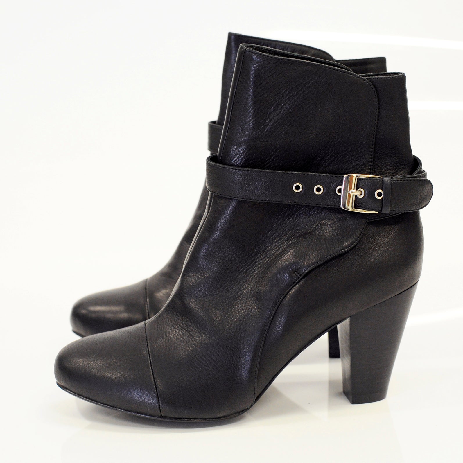 J570 leather boots; black