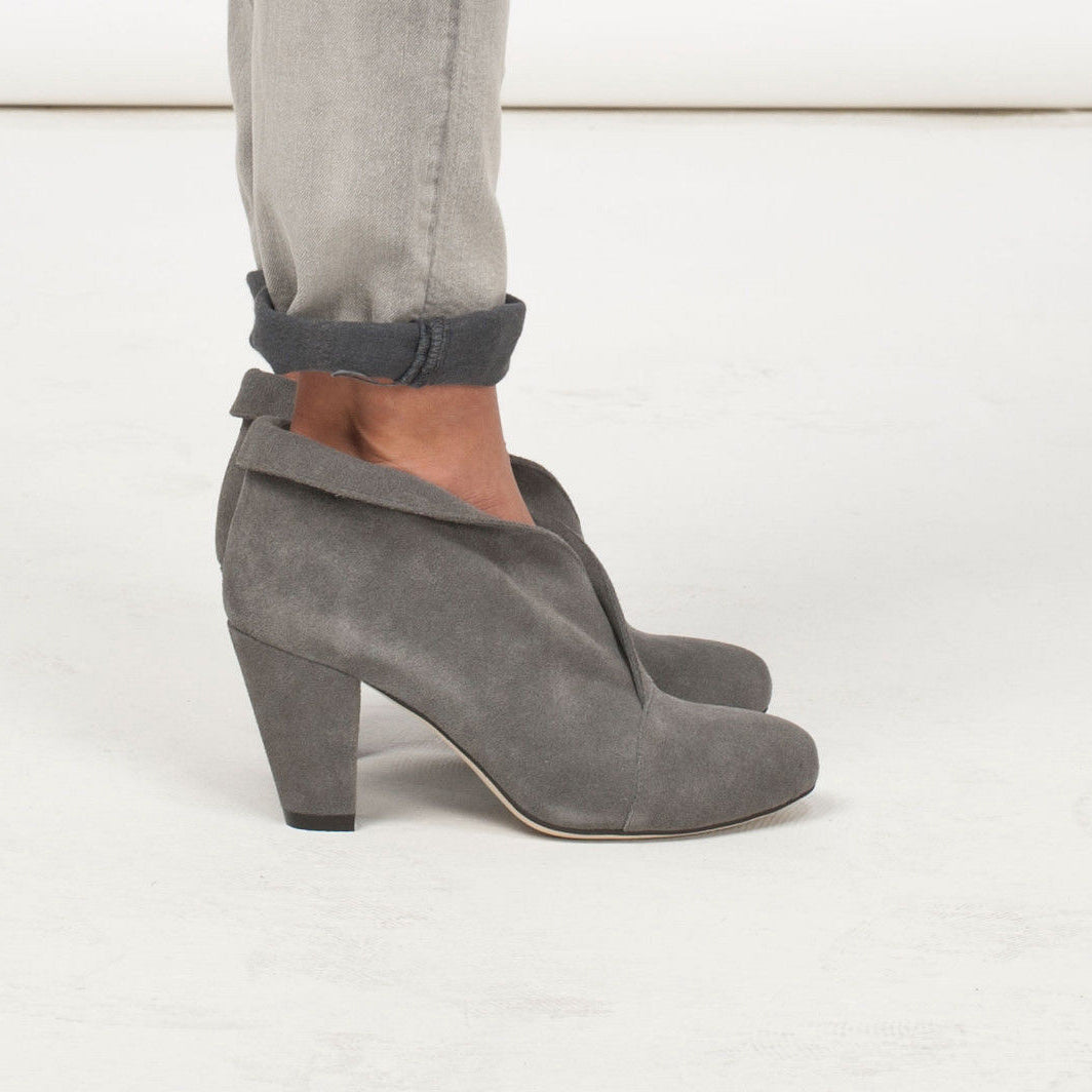 J571 suede booties ; grey